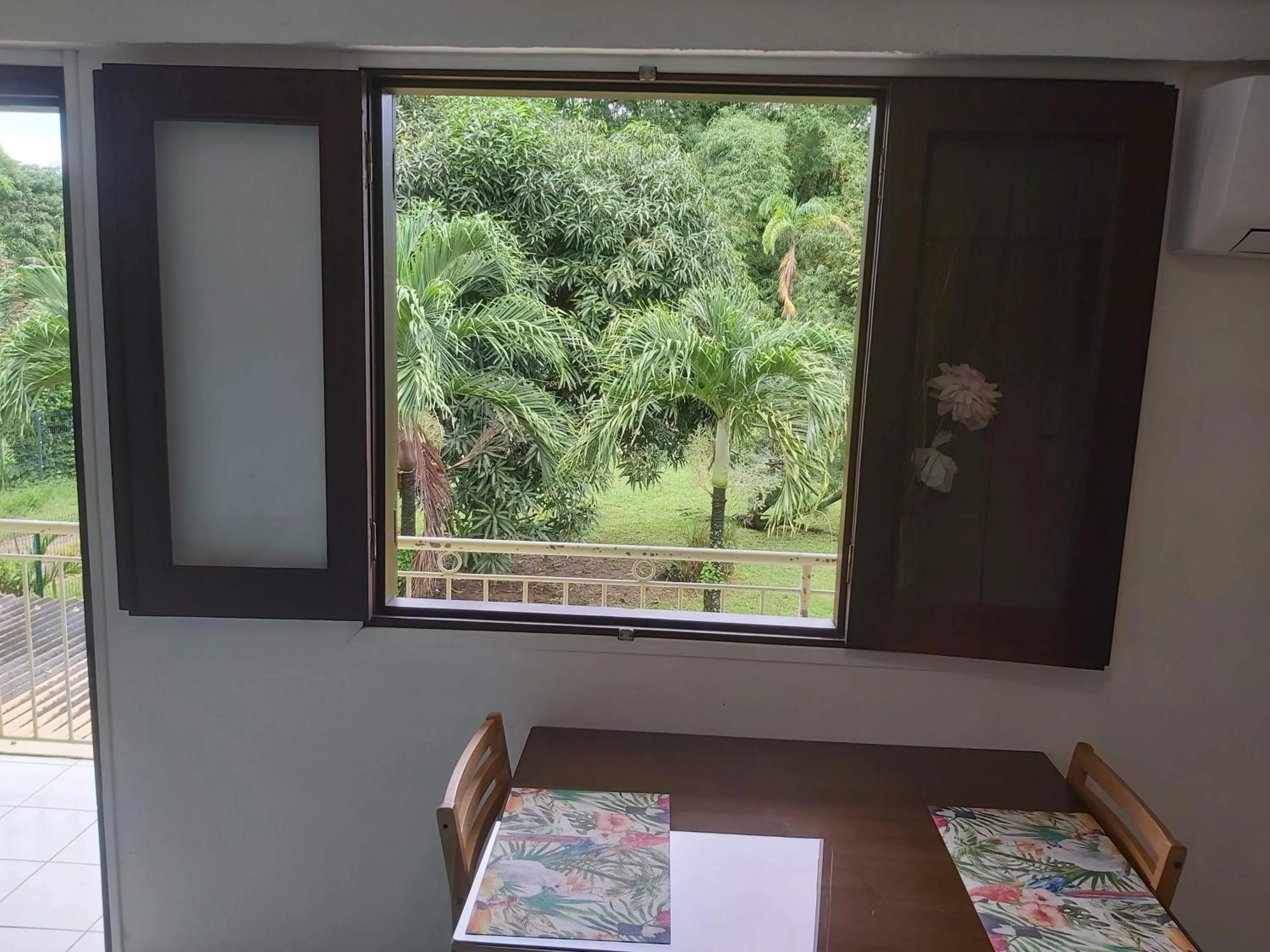 Dining area in Au Petit Canal Fleuri