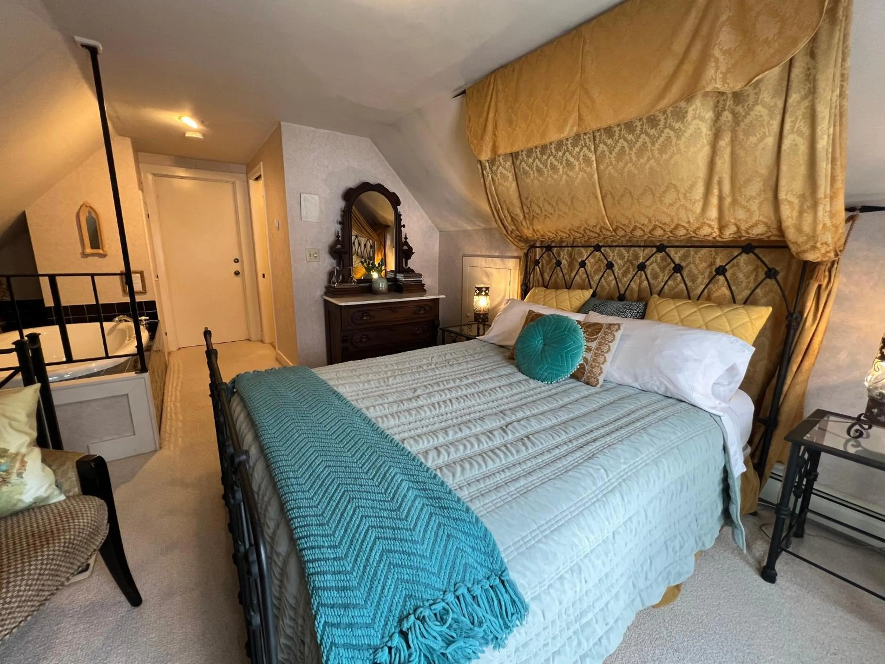 Shower, Bed in Astor House