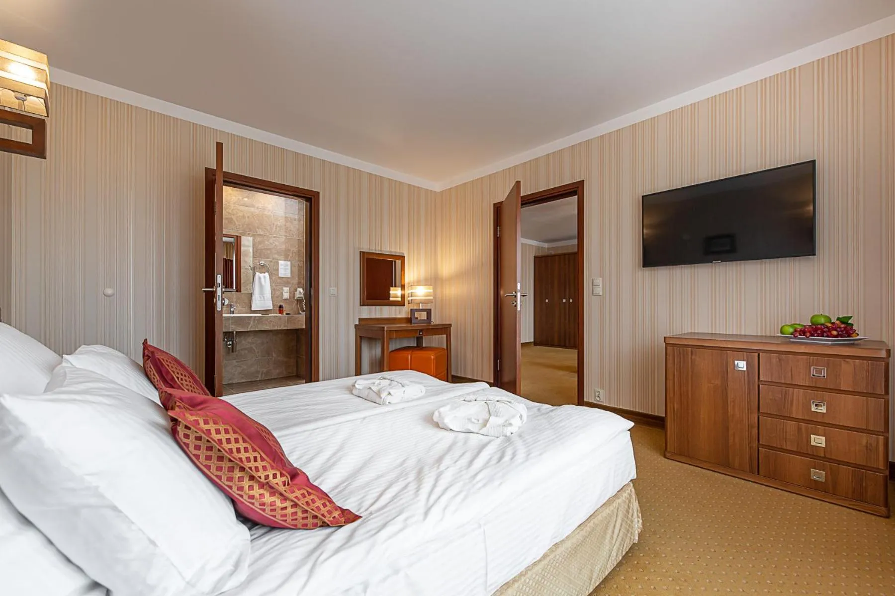 Communal lounge/ TV room, Bed in Dworek Morski SPA & Wellness