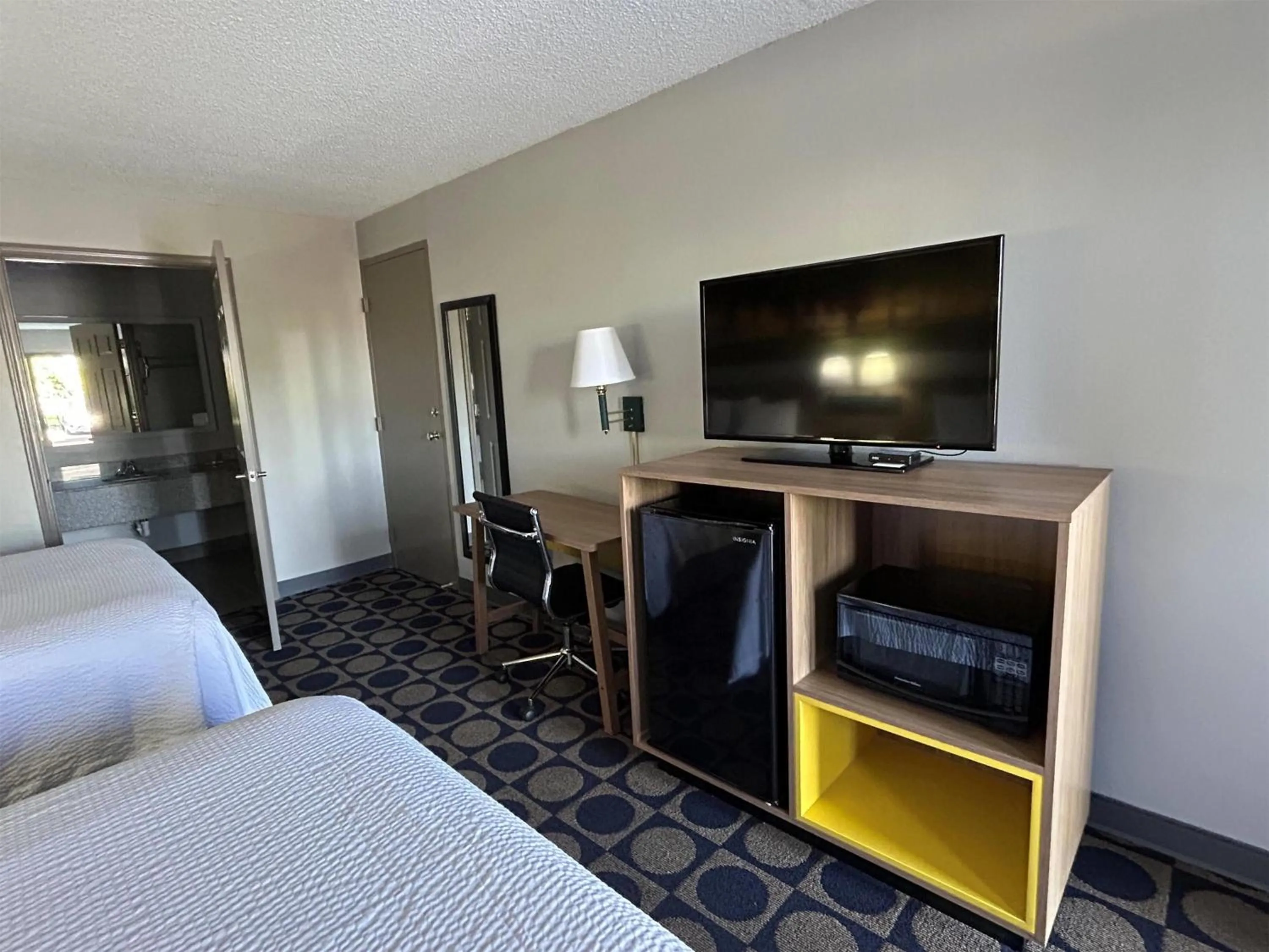 Photo of the whole room, Bed in Days Inn by Wyndham Byron
