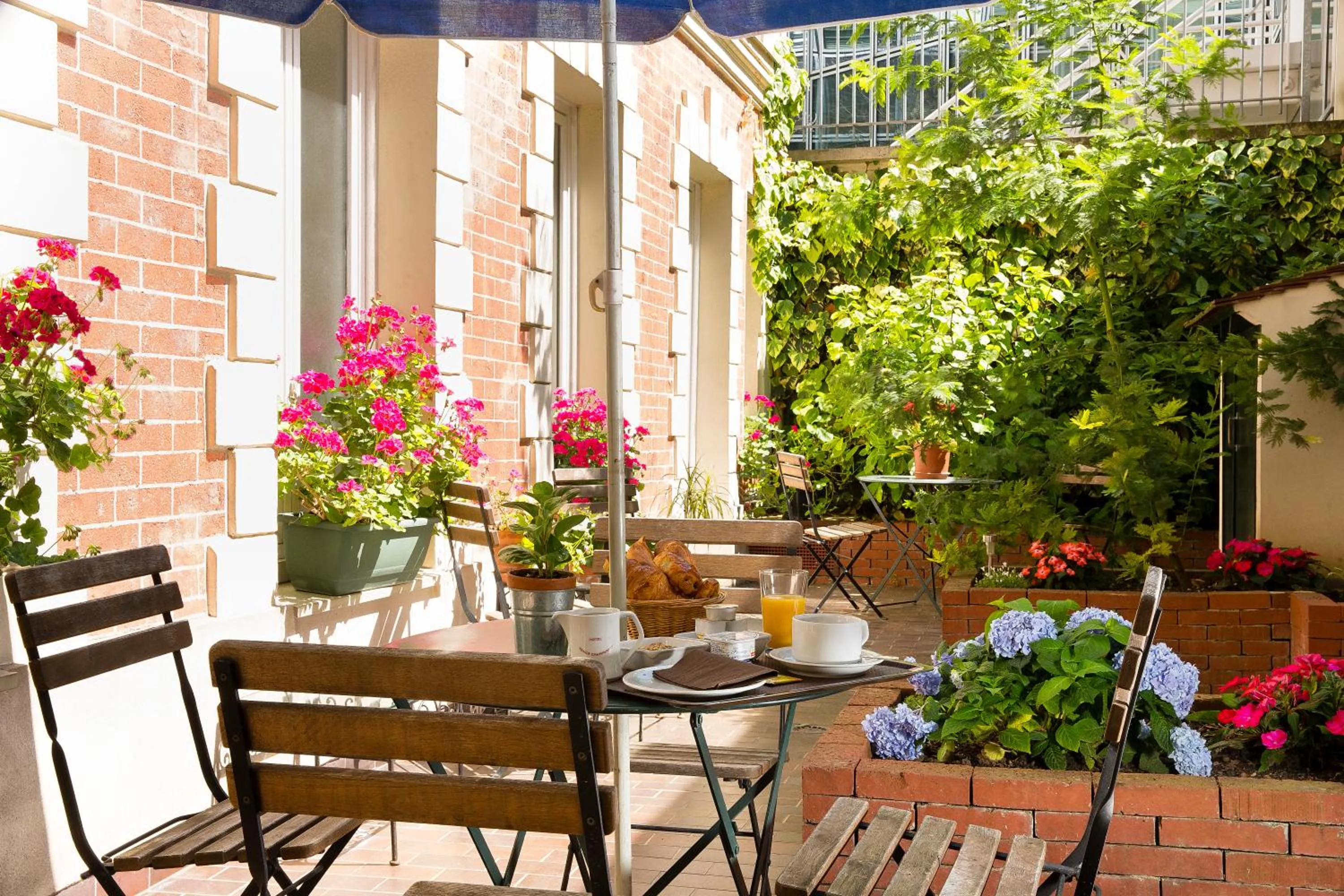 Balcony/Terrace in Hotel Espace Champerret