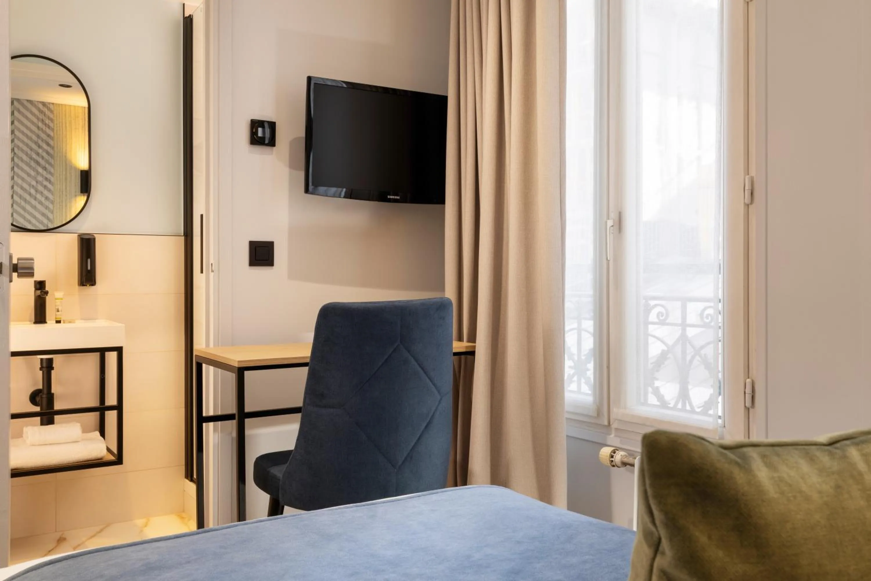 Bed in Hotel Espace Champerret