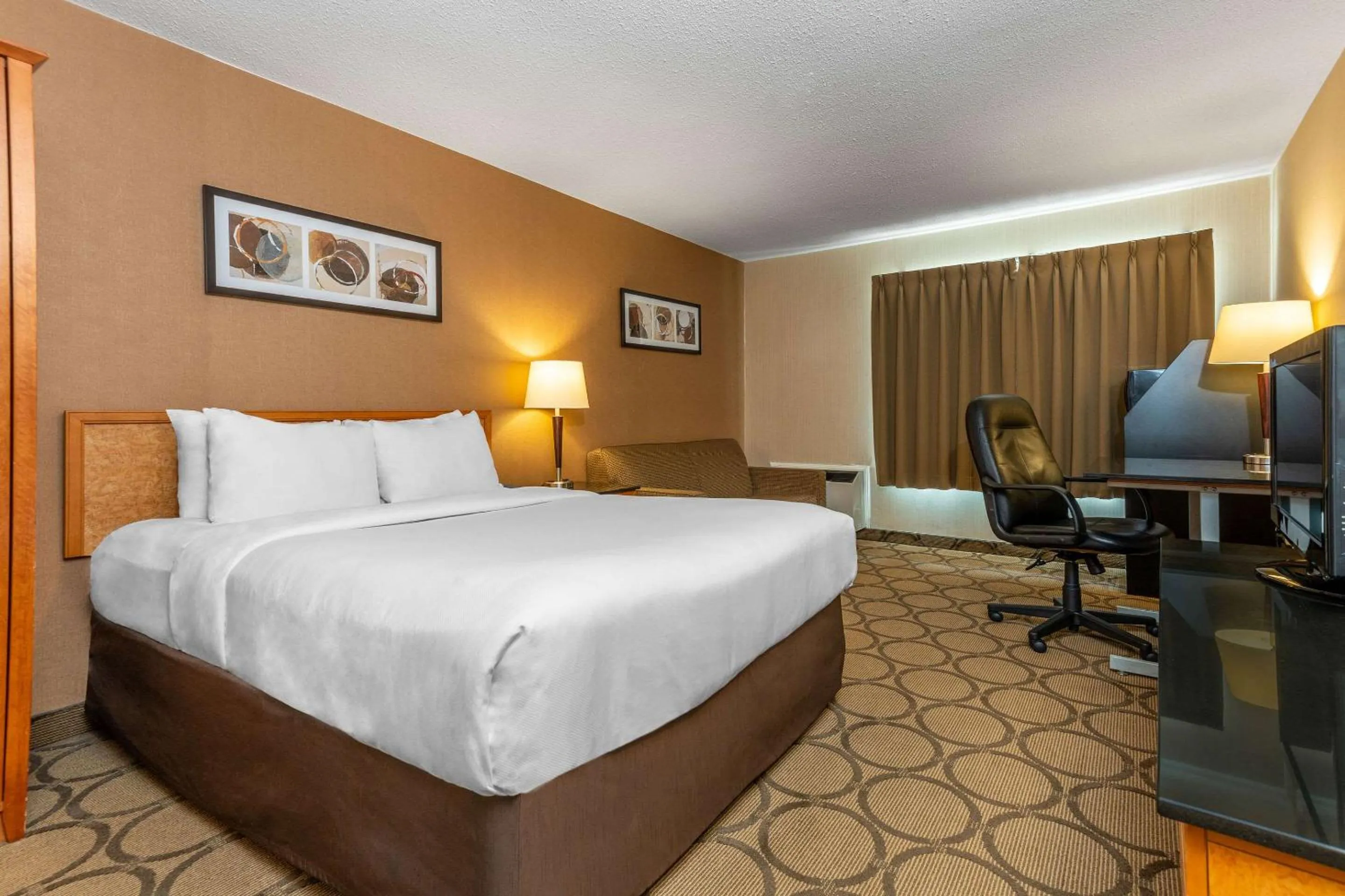 Photo of the whole room, Bed in Comfort Inn Timmins