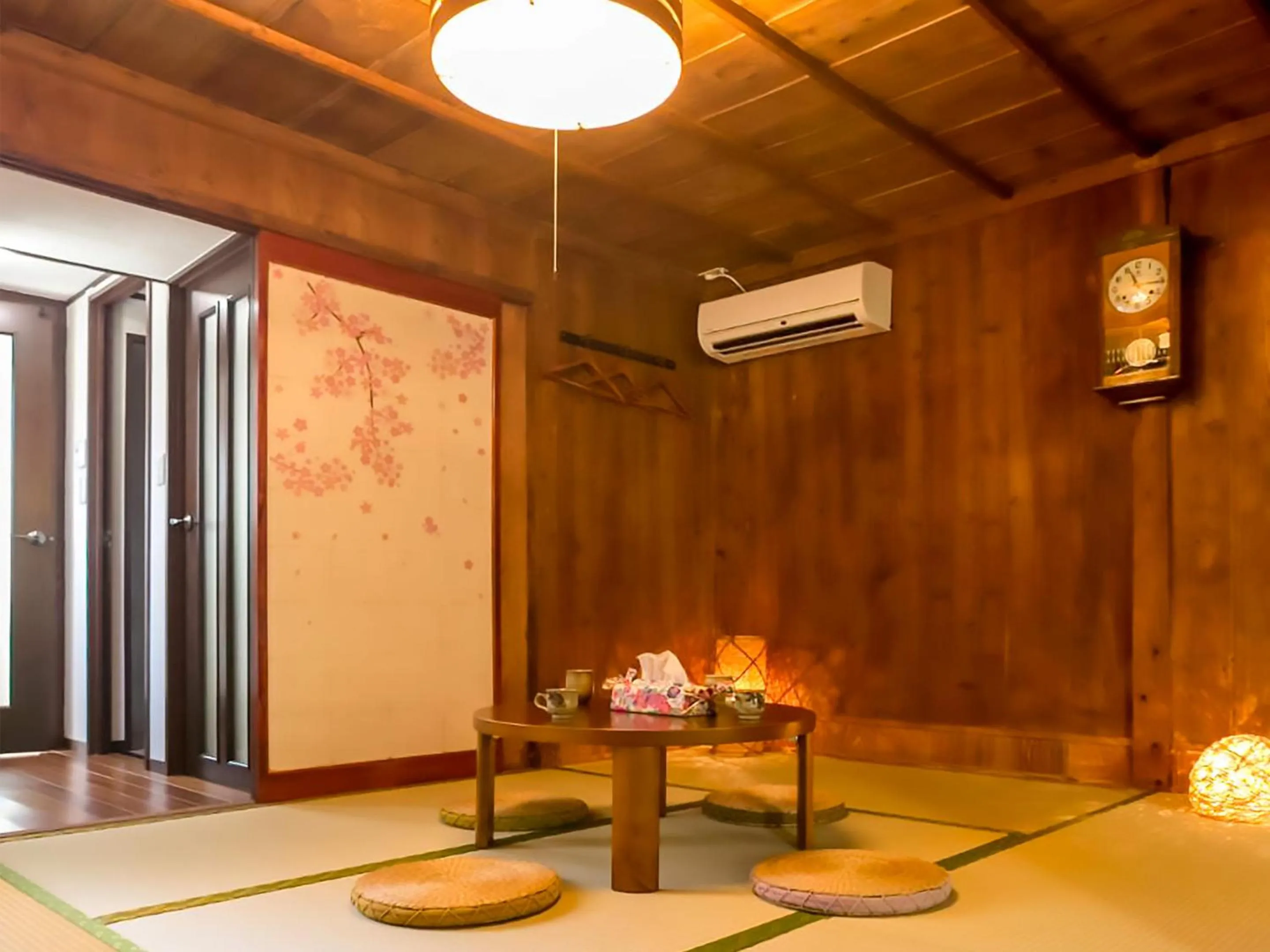 Living room in 国際通りと牧志駅まで徒歩5分 庭付き素敵な古民家 わらゆんSO 松武の古民家Traditional house