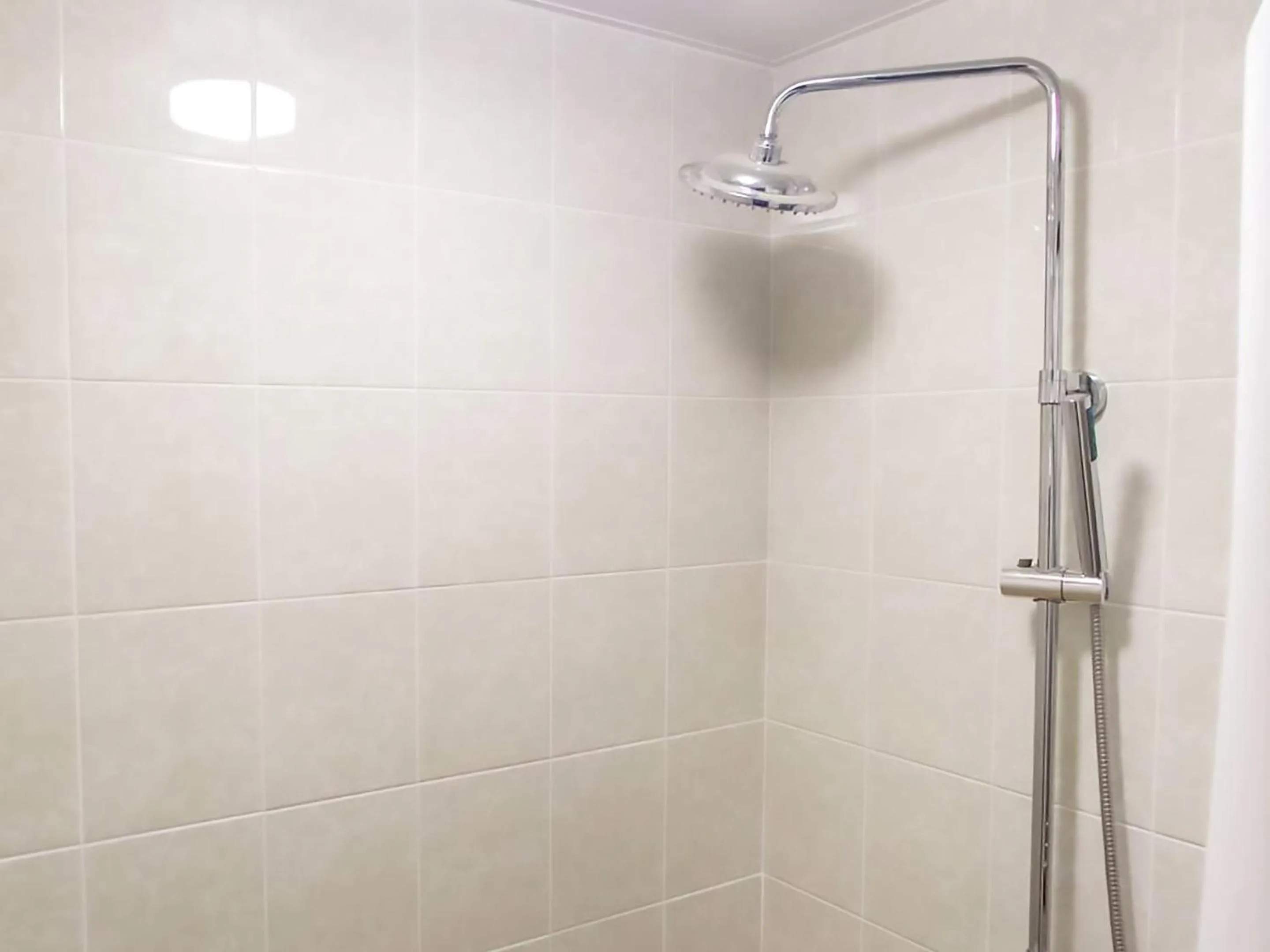 Bathroom in 国際通りと牧志駅まで徒歩5分 庭付き素敵な古民家 わらゆんSO 松武の古民家Traditional house