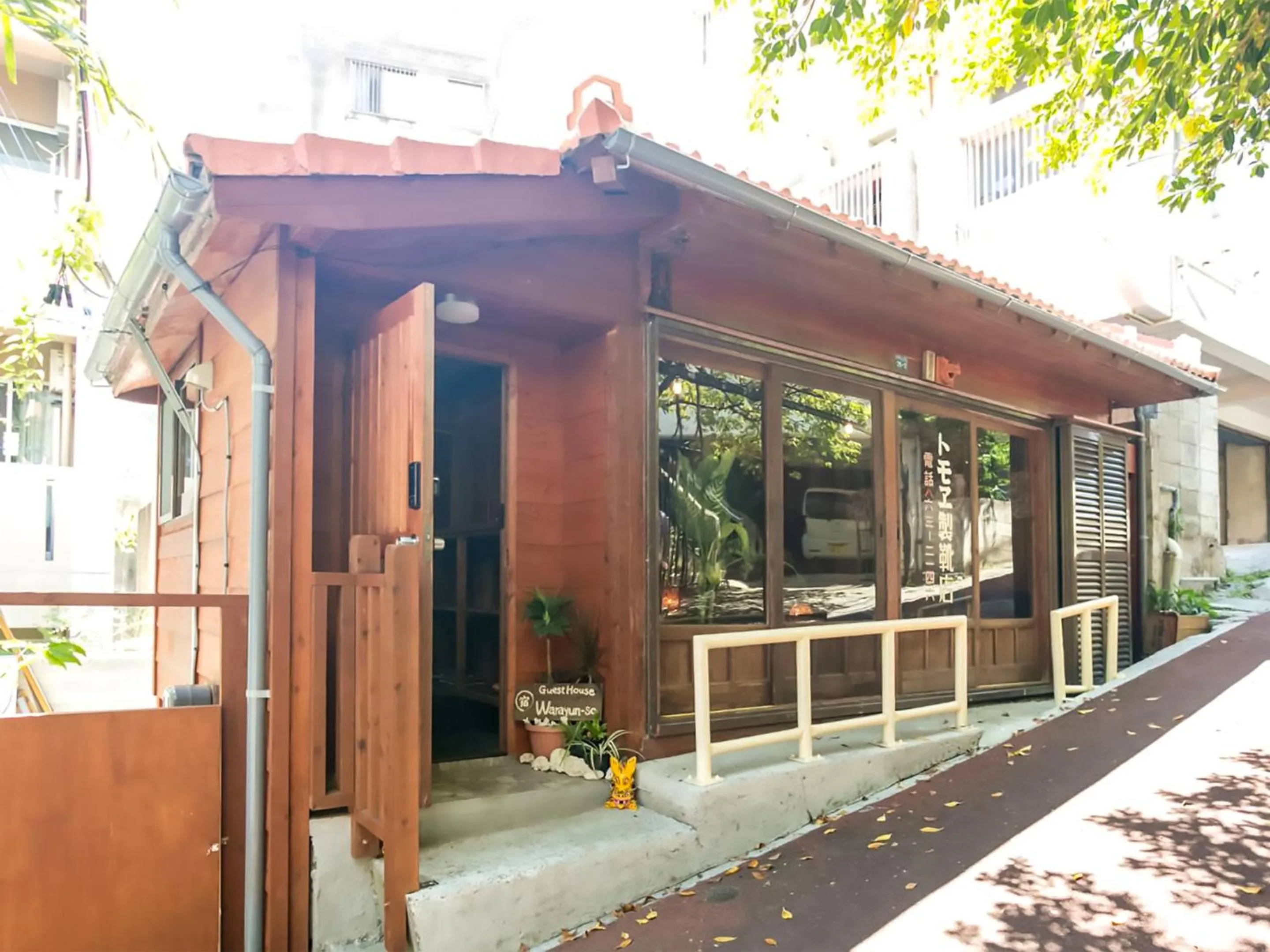 Facade/entrance in 国際通りと牧志駅まで徒歩5分 庭付き素敵な古民家 わらゆんSO 松武の古民家Traditional house