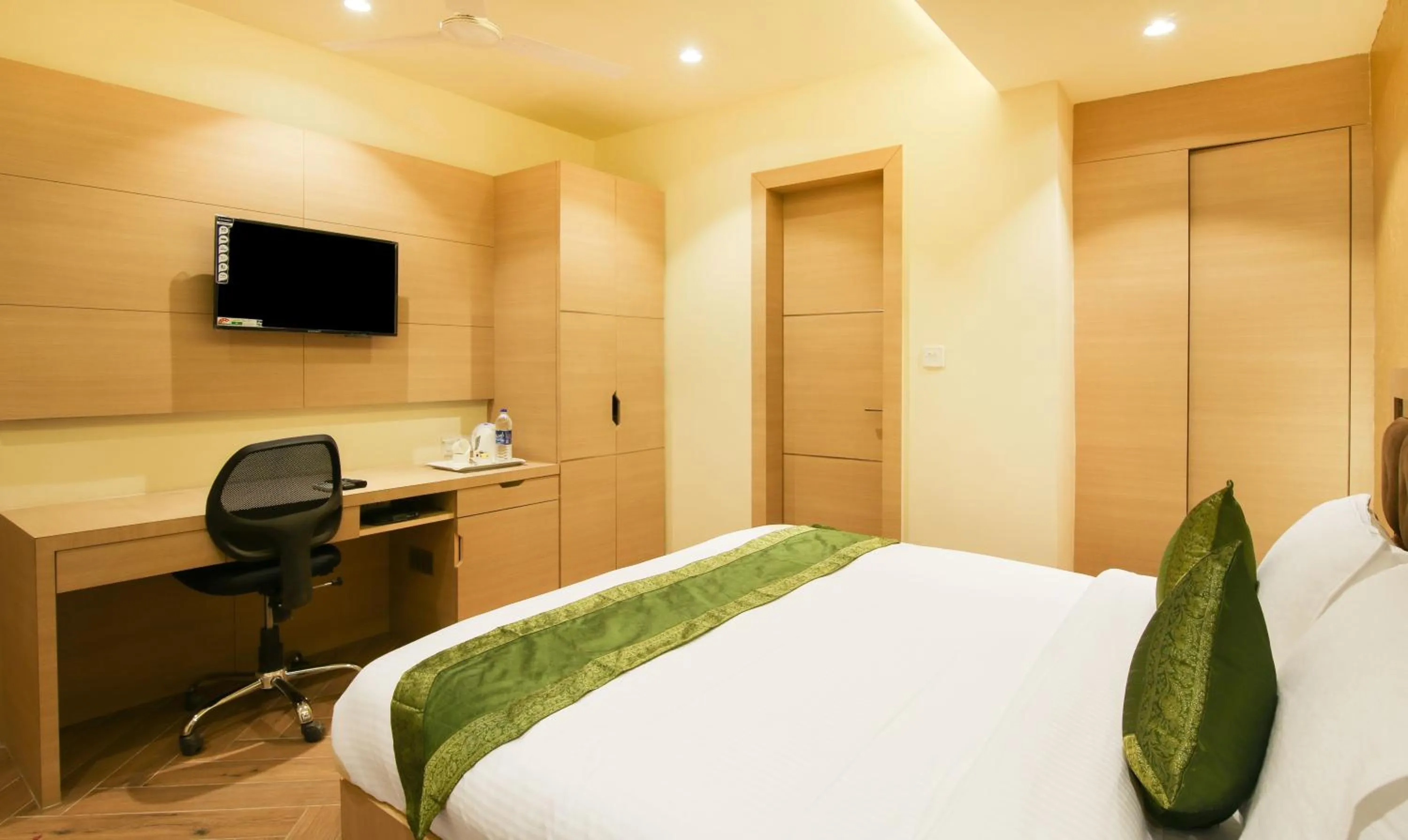 Bedroom, Bed in Treebo Hoops - Airport, VIP Road