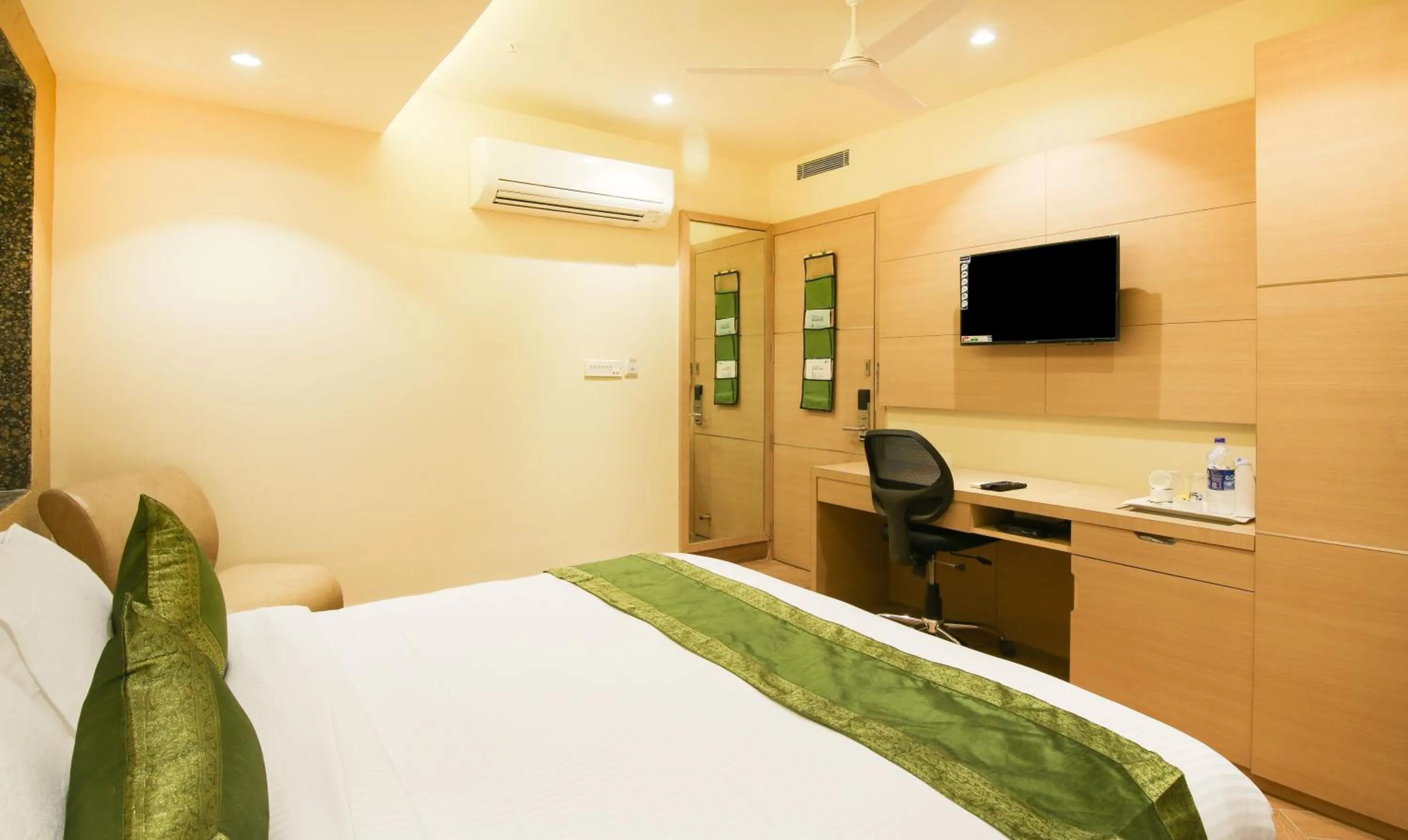 TV and multimedia, Bed in Treebo Hoops - Airport, VIP Road