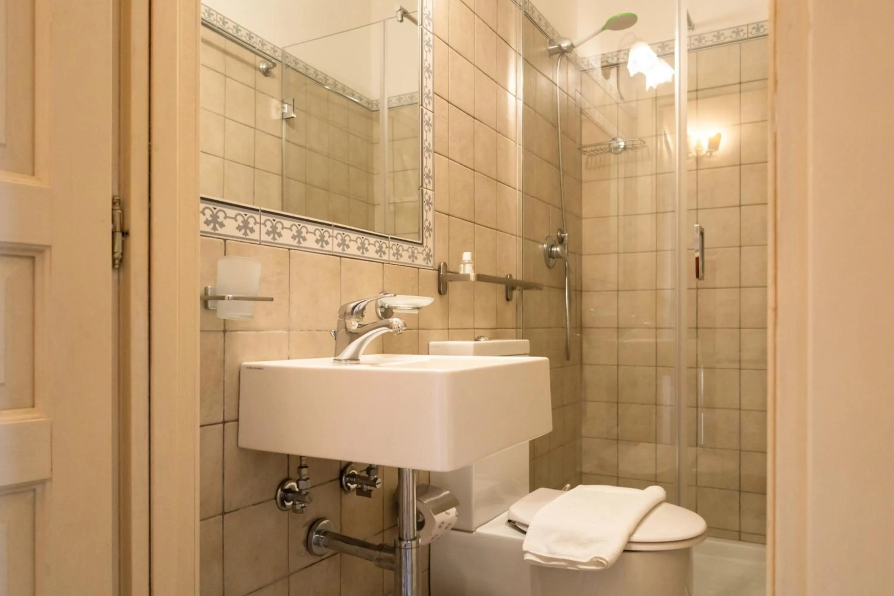 Shower in Francalanza City Rooms