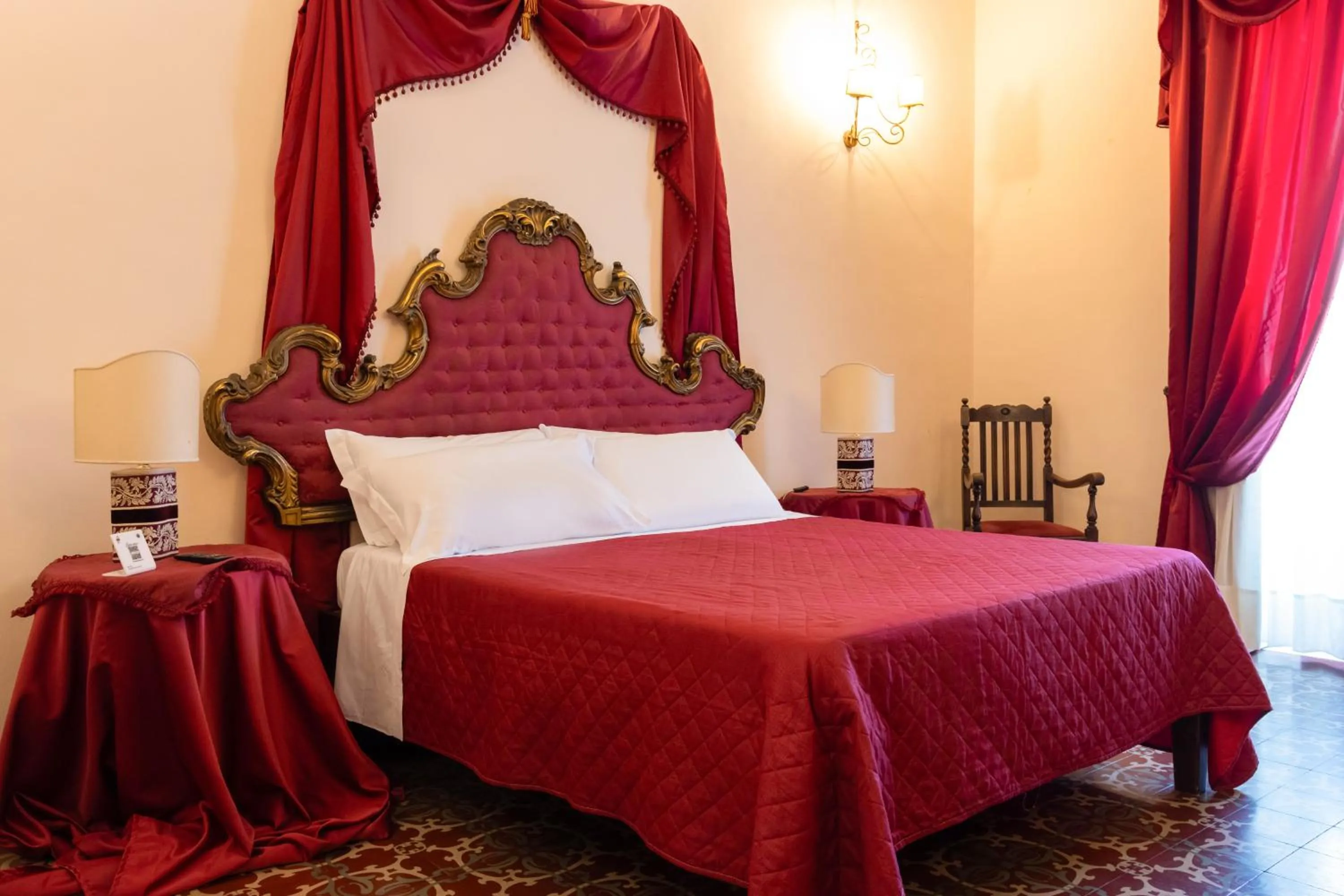 Bed in Francalanza City Rooms