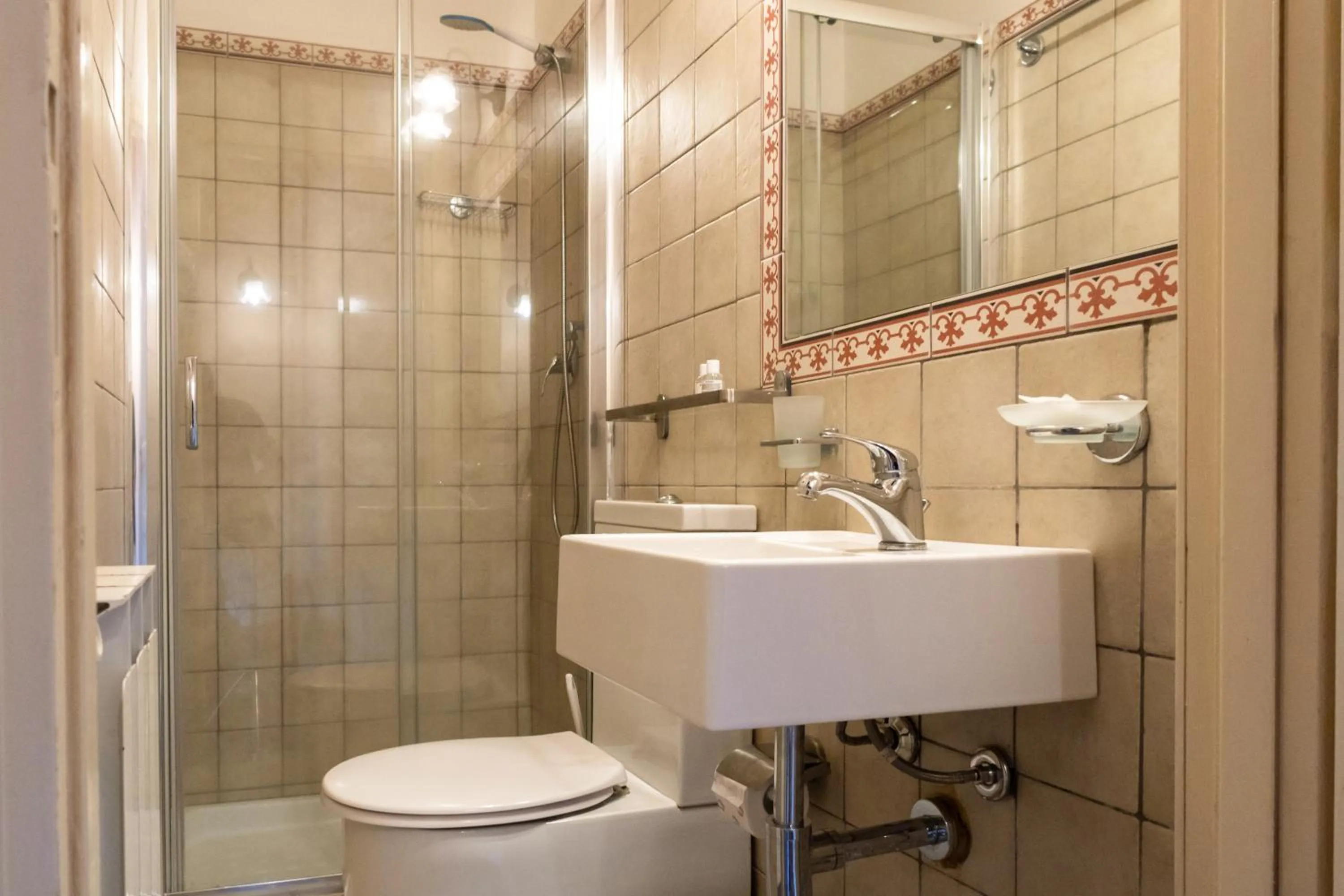 Shower in Francalanza City Rooms