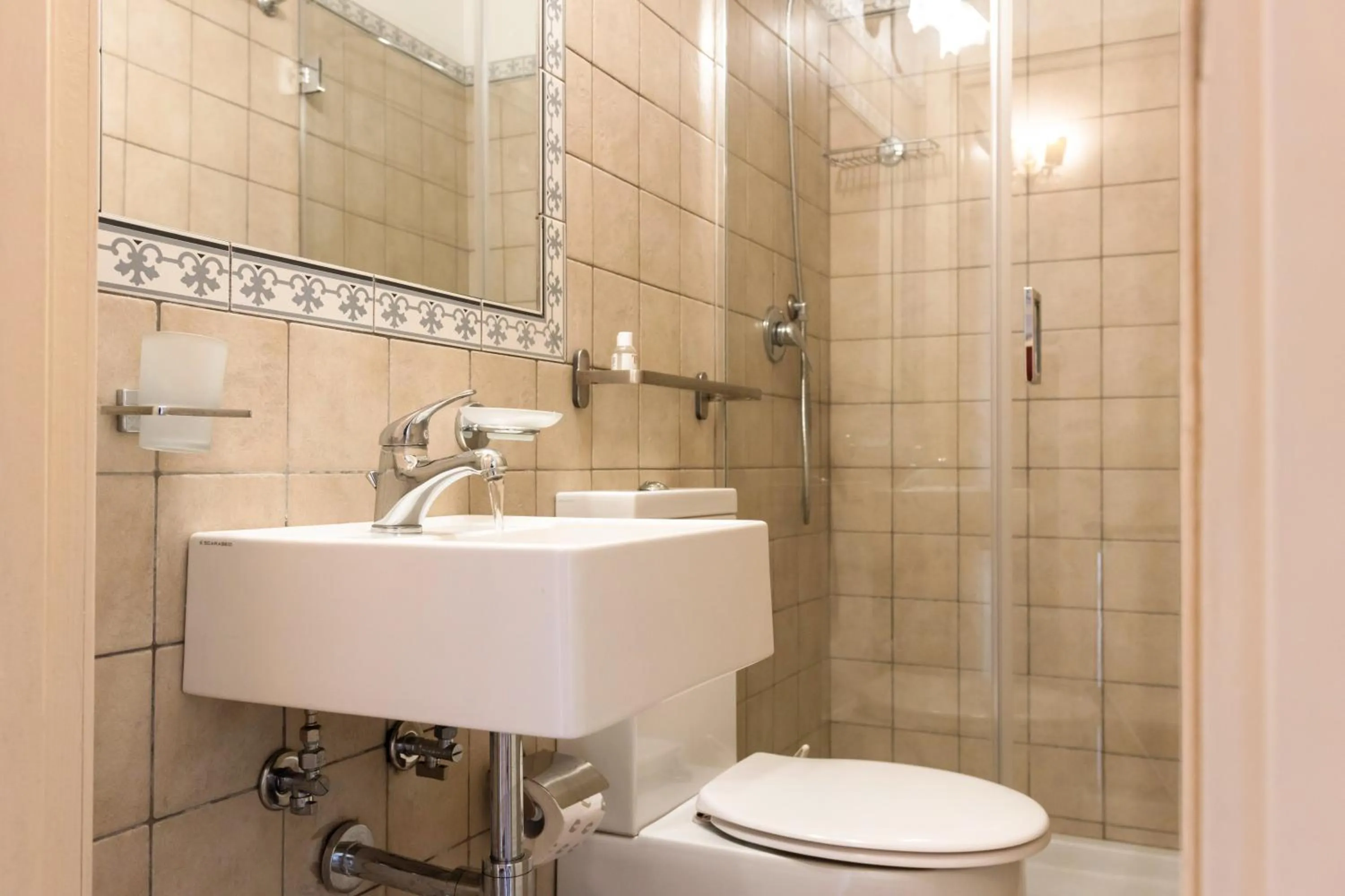 Shower in Francalanza City Rooms