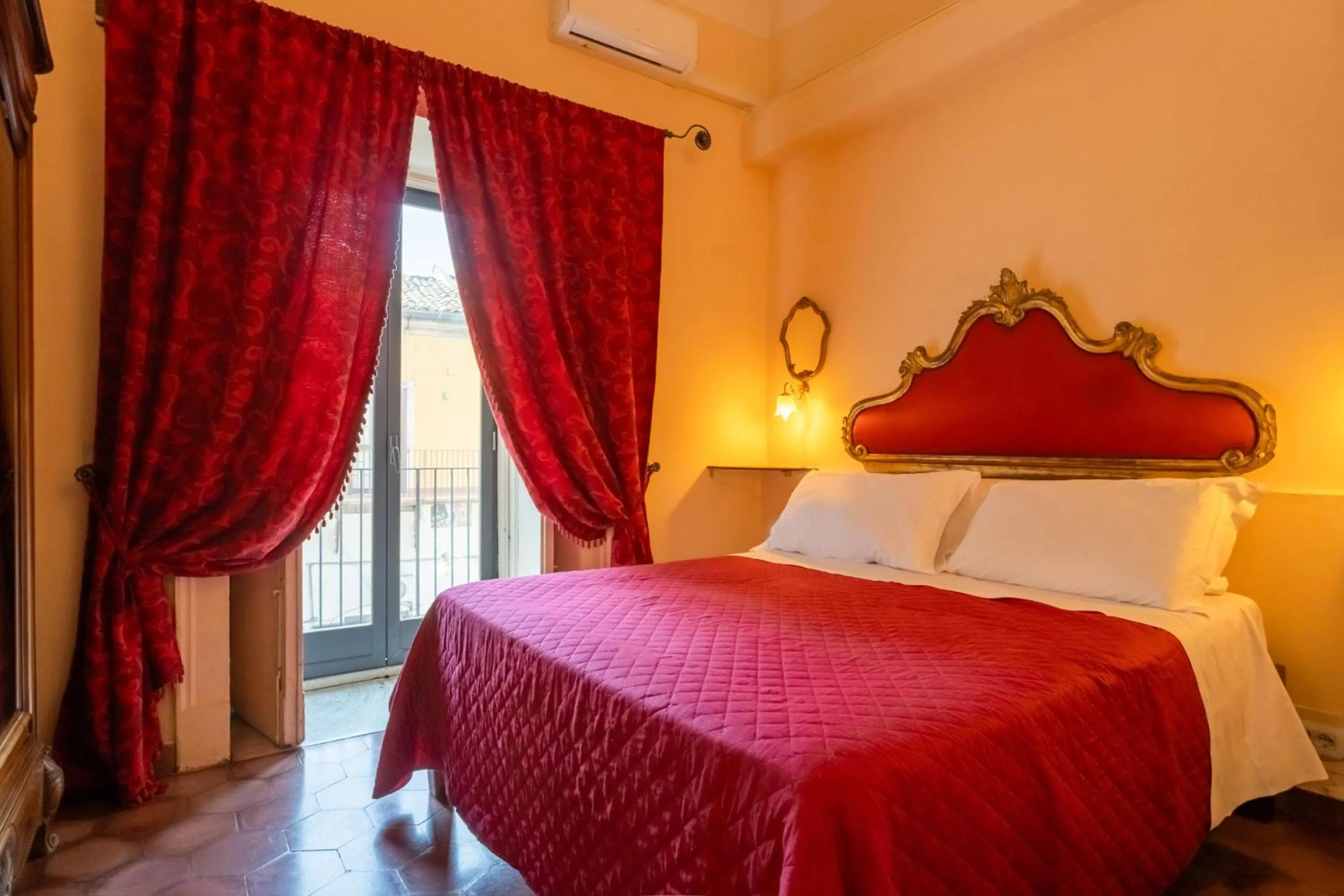 Bed in Francalanza City Rooms