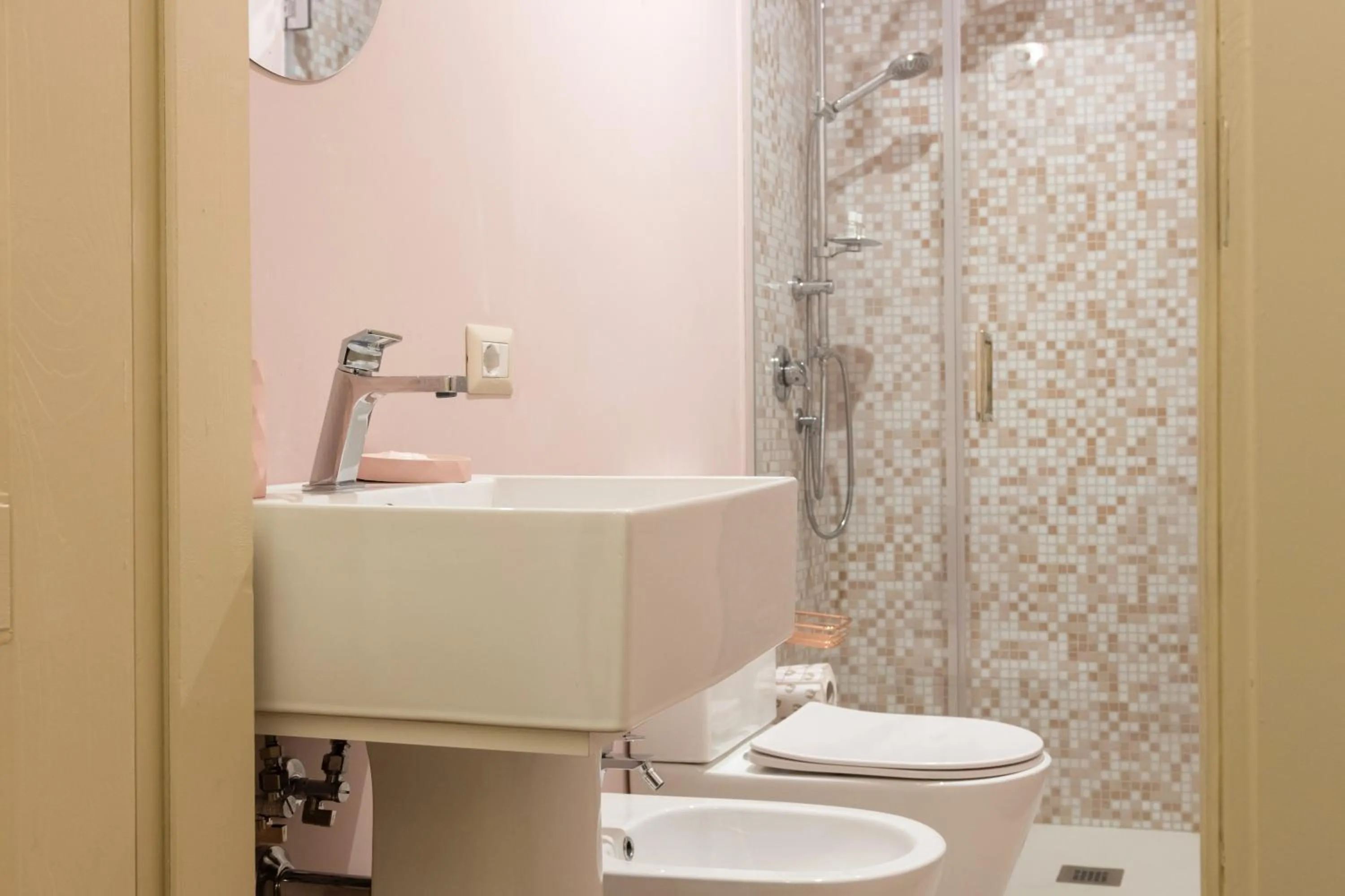 Shower in Francalanza City Rooms