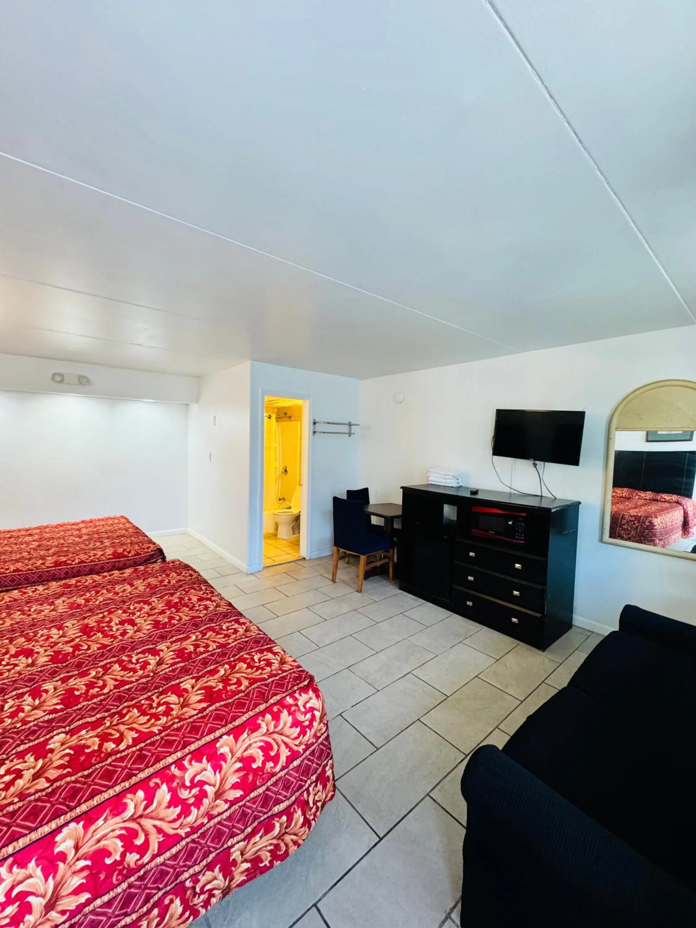 Bed in Skyview Manor Motel