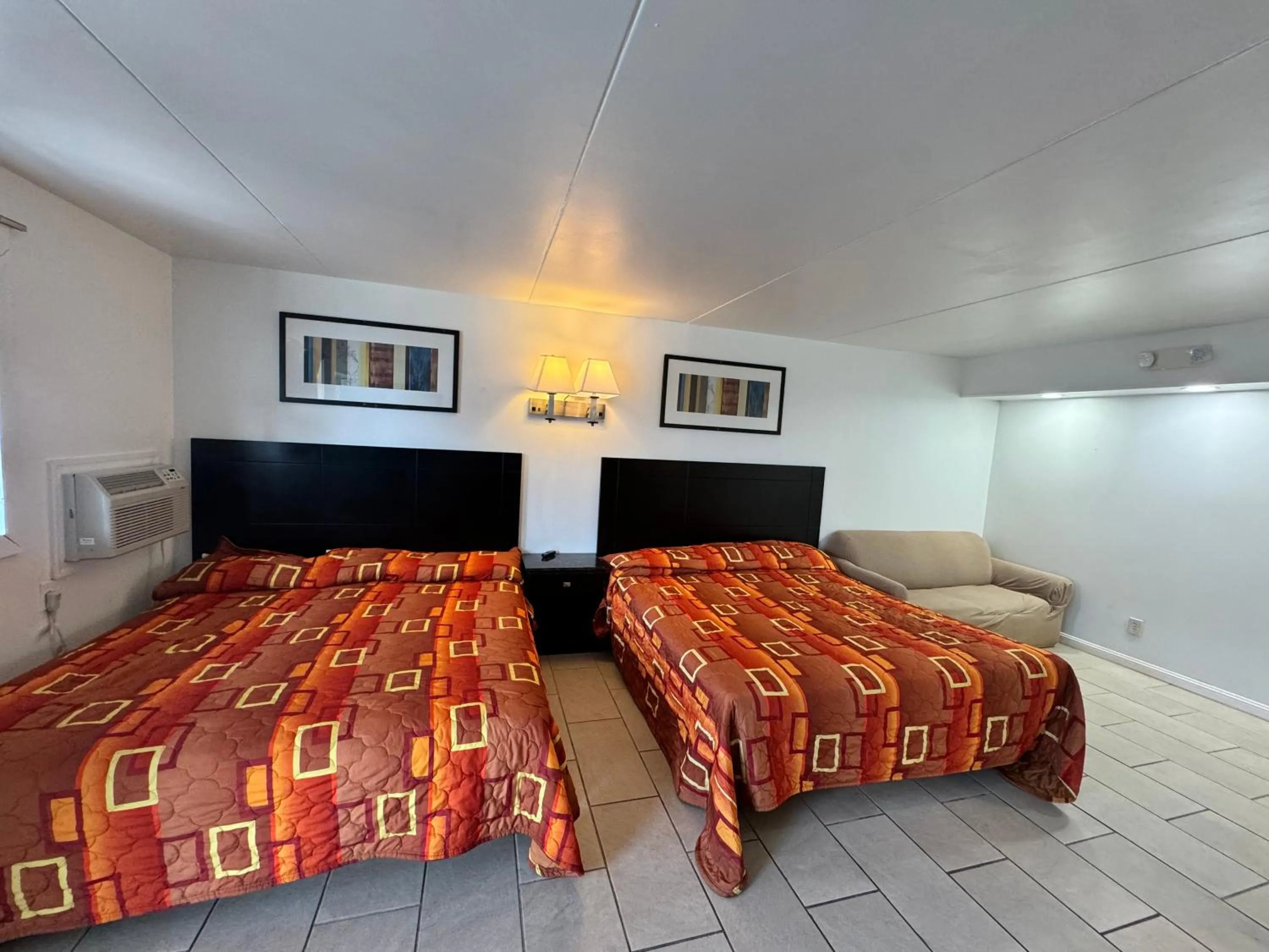 Bed in Skyview Manor Motel