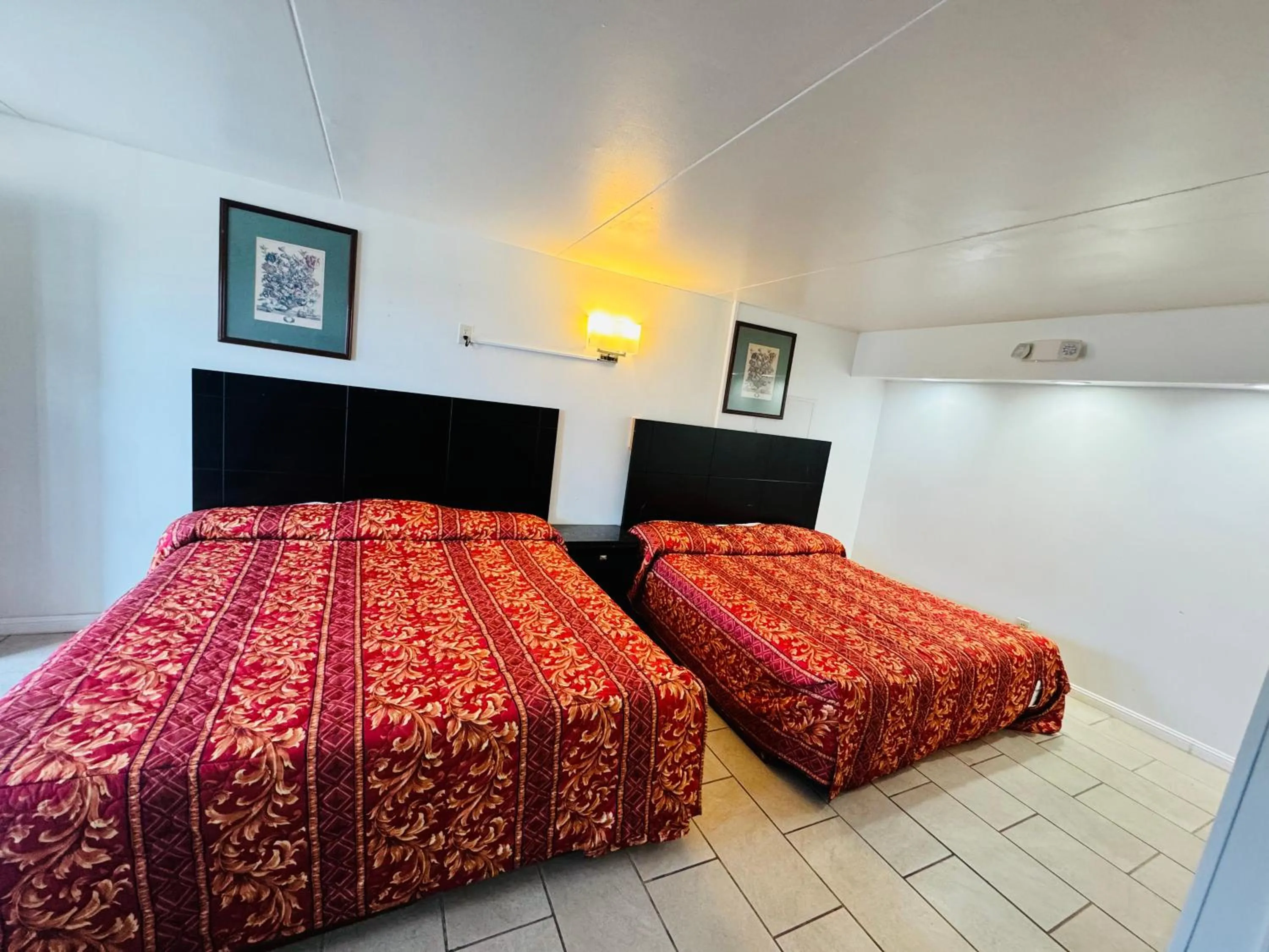 Photo of the whole room, Bed in Skyview Manor Motel