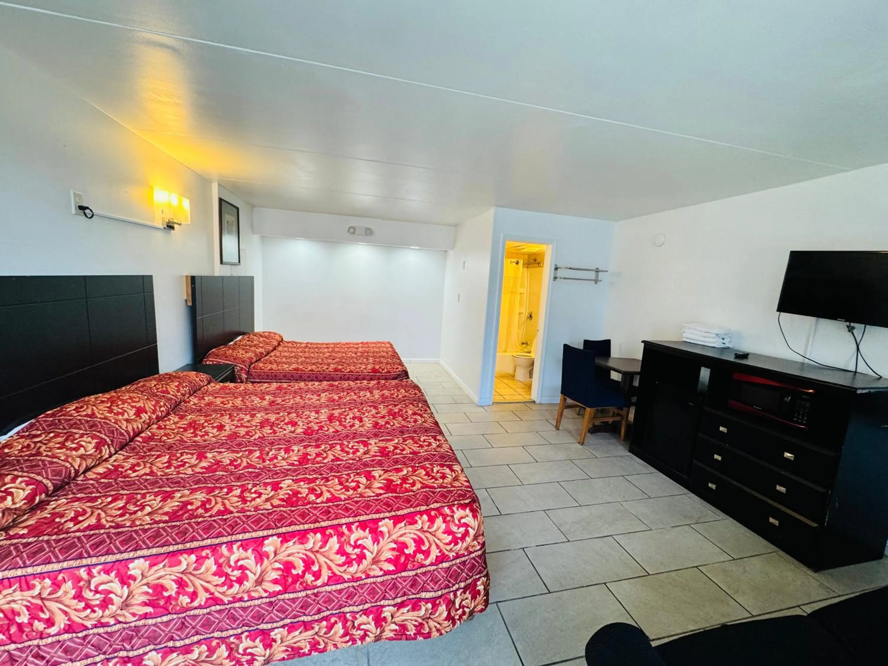 Photo of the whole room, Bed in Skyview Manor Motel