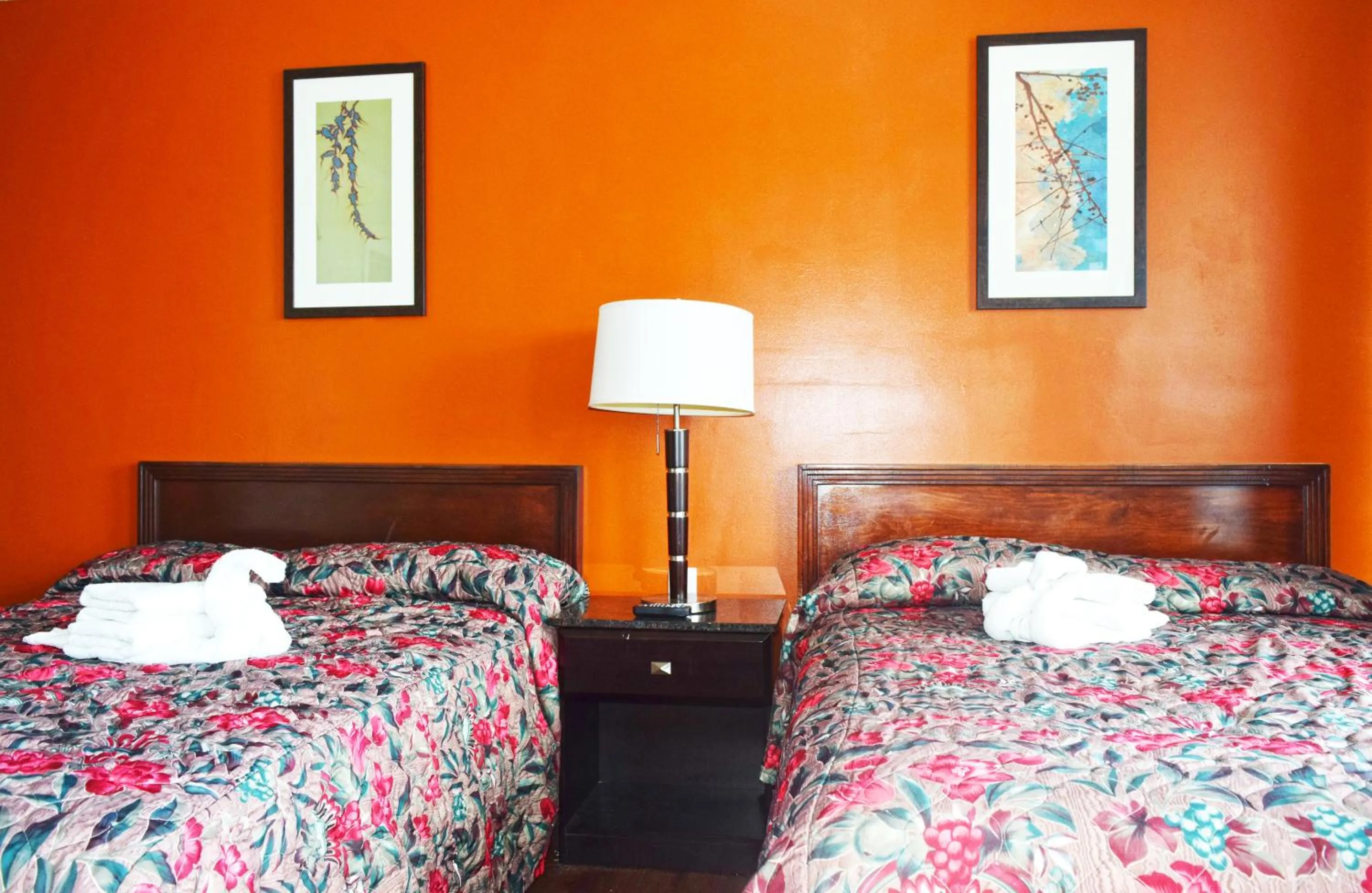 Bed in Skyview Manor Motel