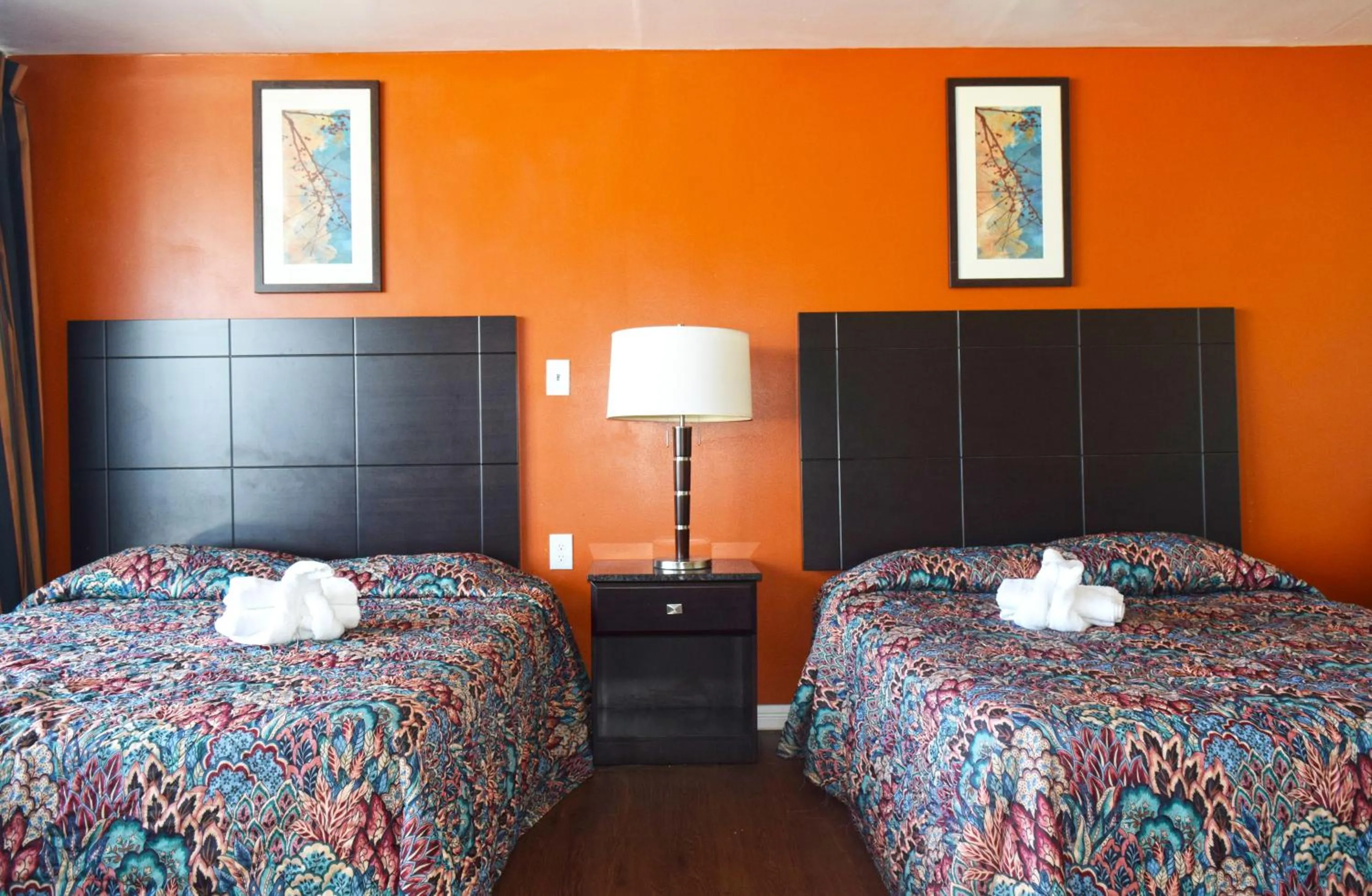 Bed in Skyview Manor Motel