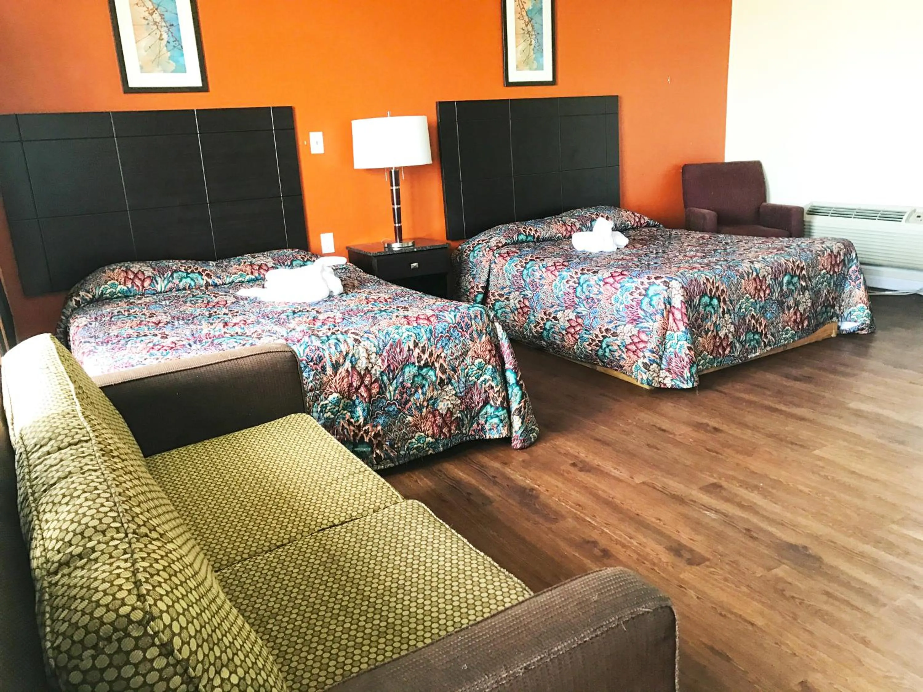 Bed in Skyview Manor Motel