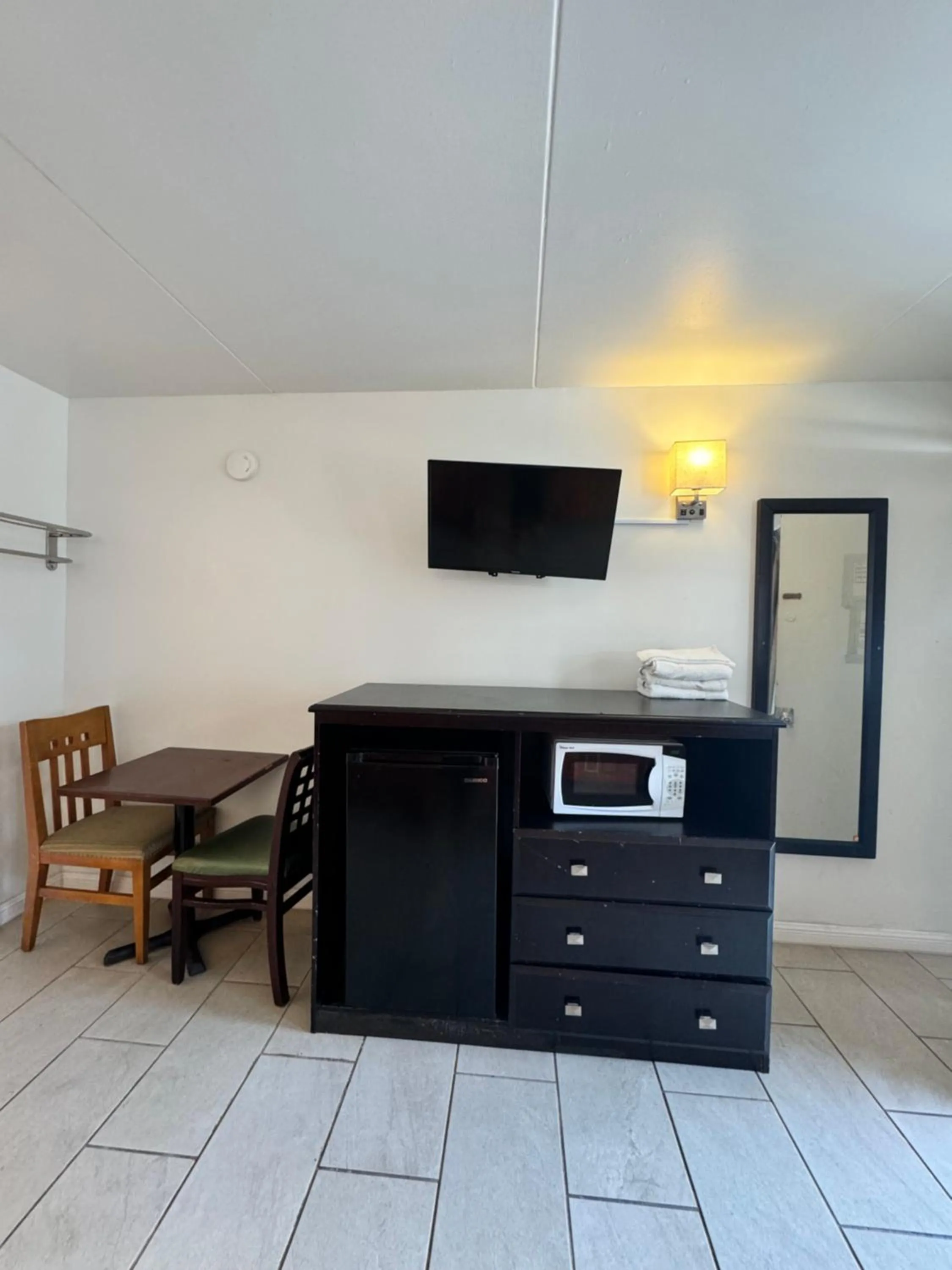 TV and multimedia in Skyview Manor Motel