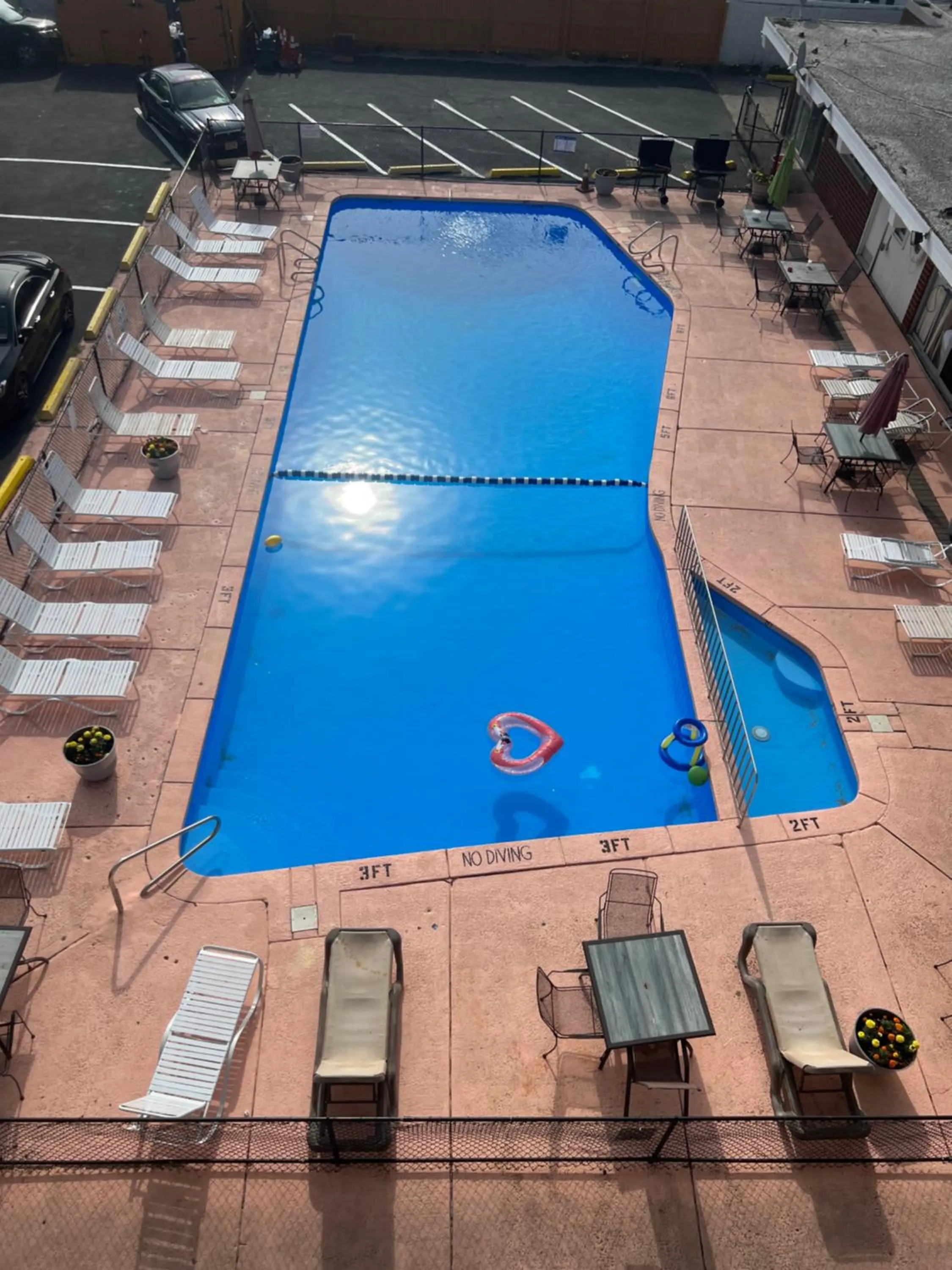 Swimming pool in Skyview Manor Motel