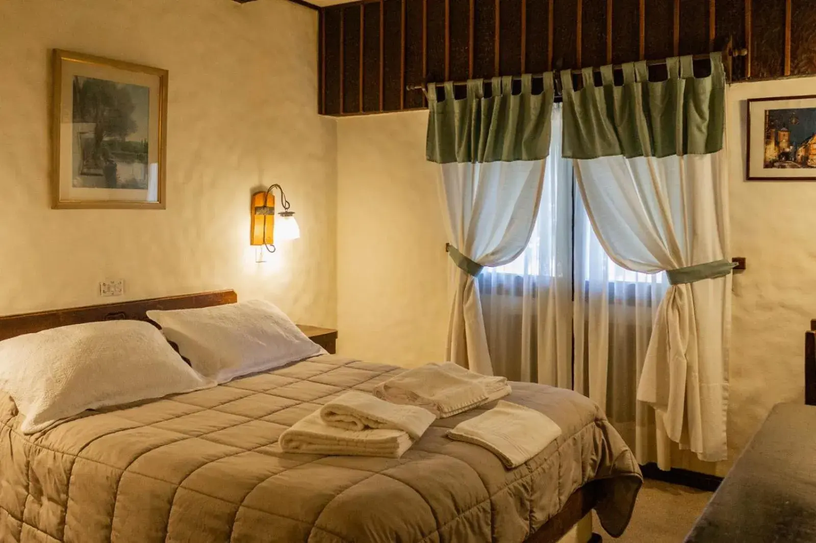 Double or Twin Room in Hostería La Posta Del Cazador Double or Twin Room in Hostería La Posta Del Cazador