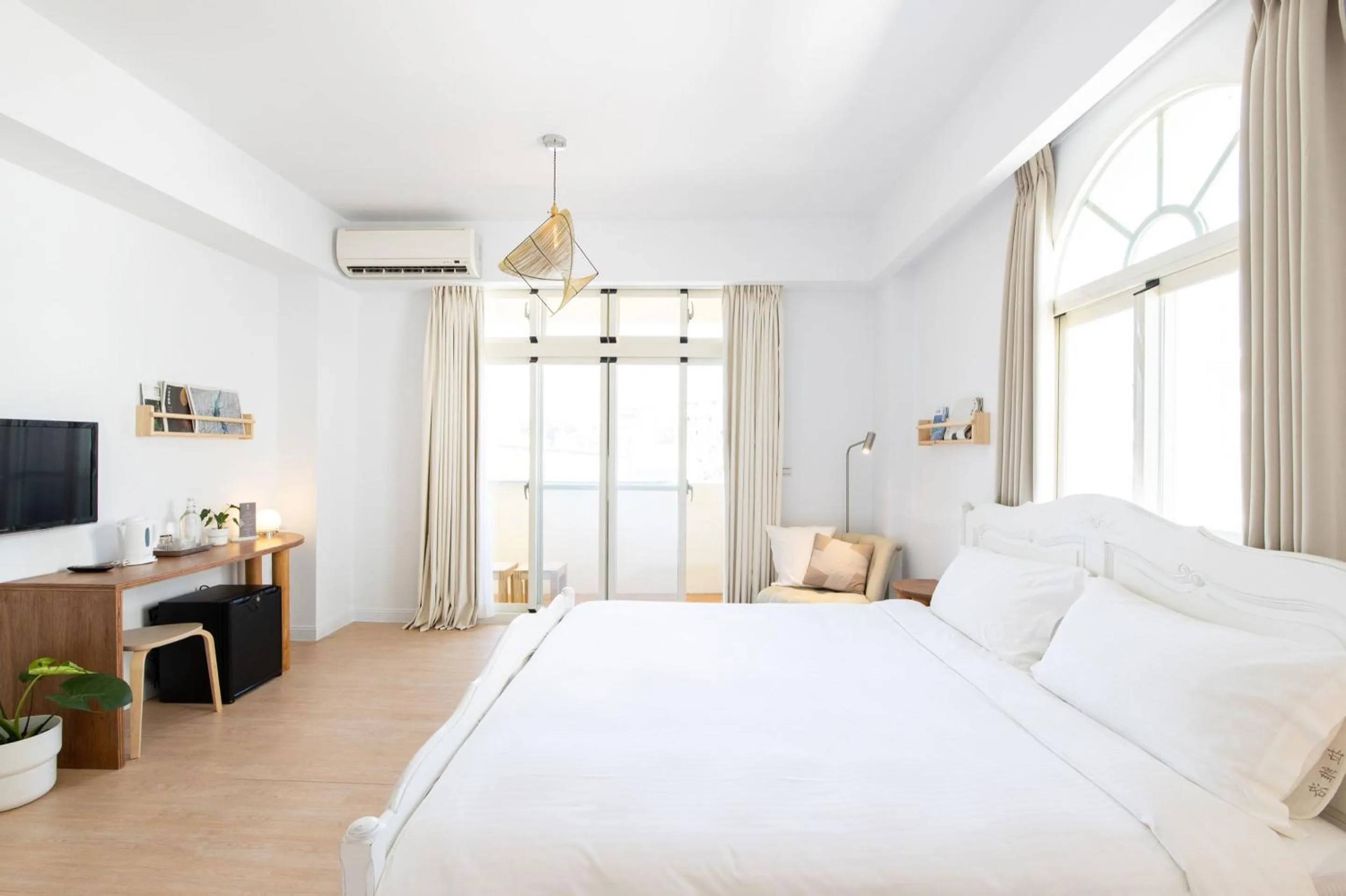 Photo of the whole room, Bed in OwlStay The Salt