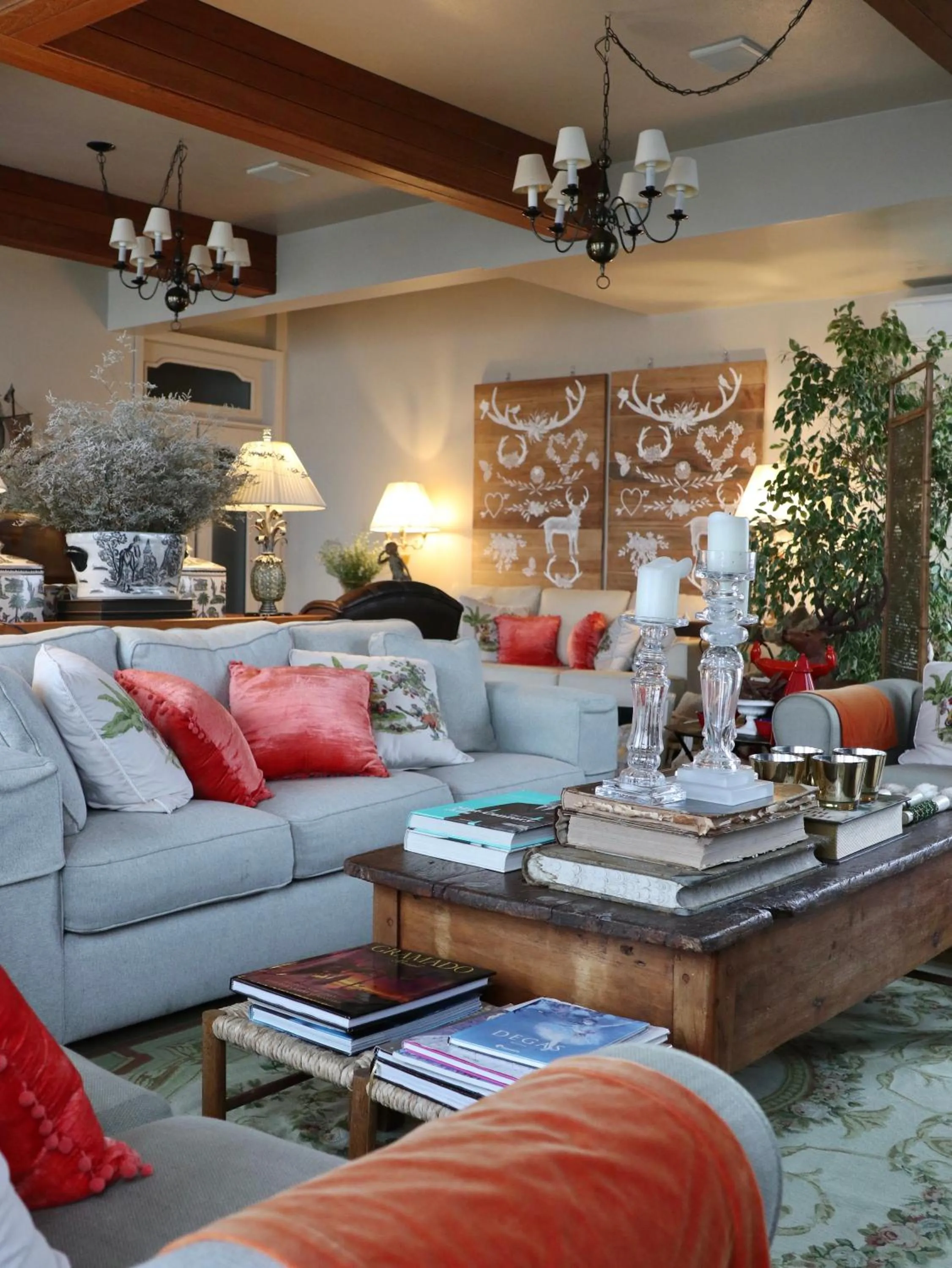 Communal lounge/ TV room in Hotel Estalagem St. Hubertus