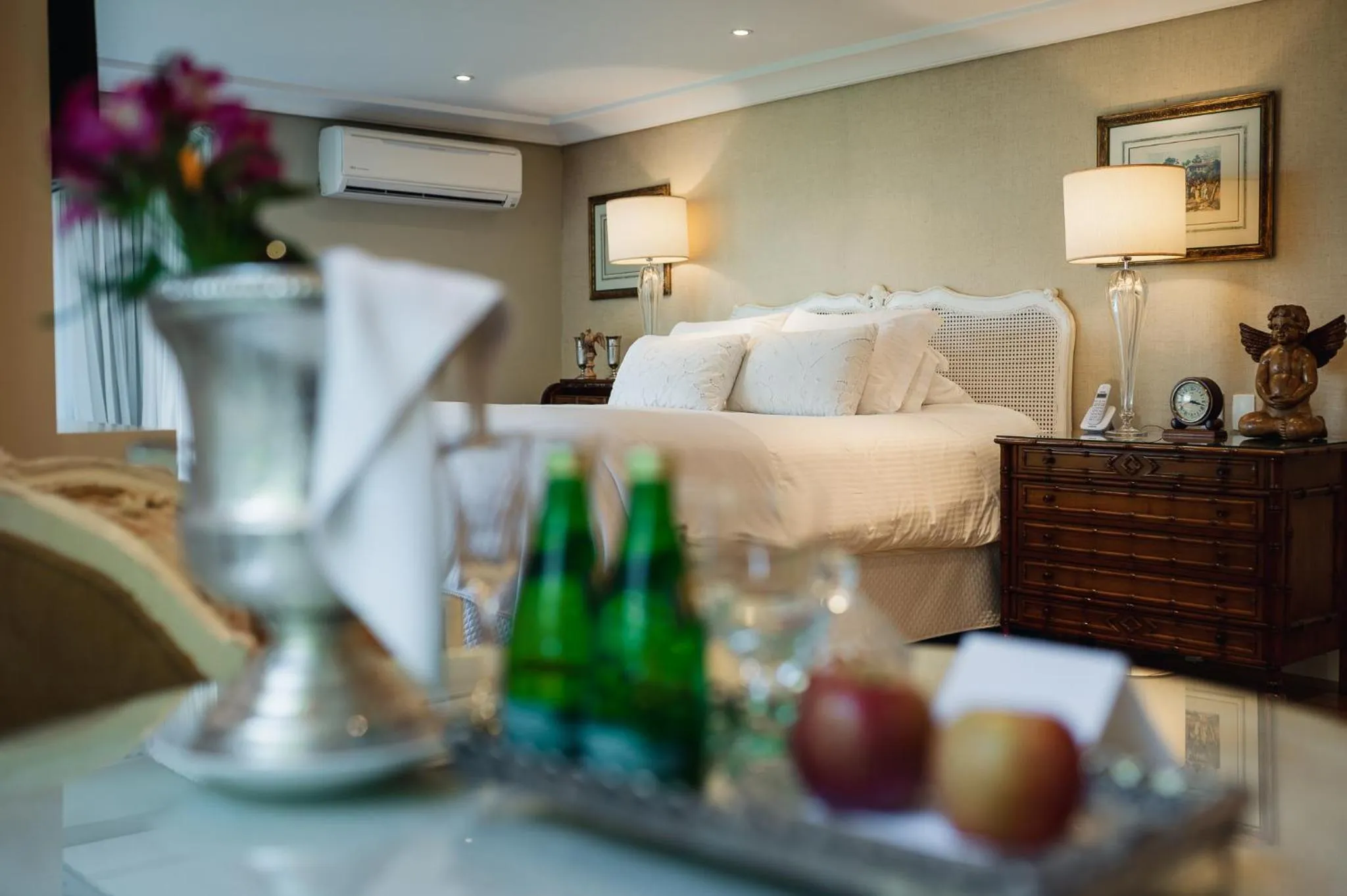 room service, Bed in Hotel Estalagem St. Hubertus