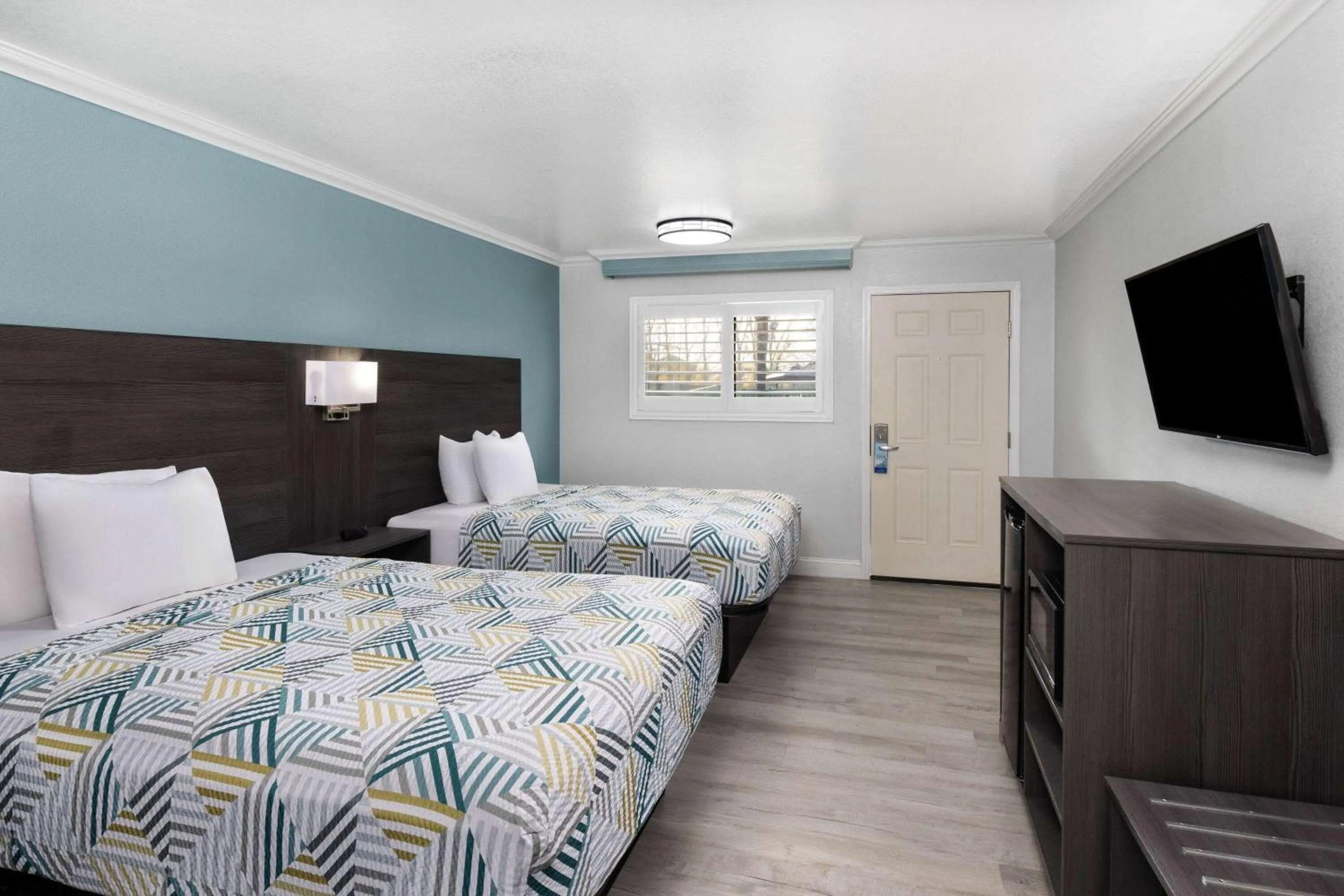 Photo of the whole room, Bed in Travelodge by Wyndham Lemoore Near Naval Air Station