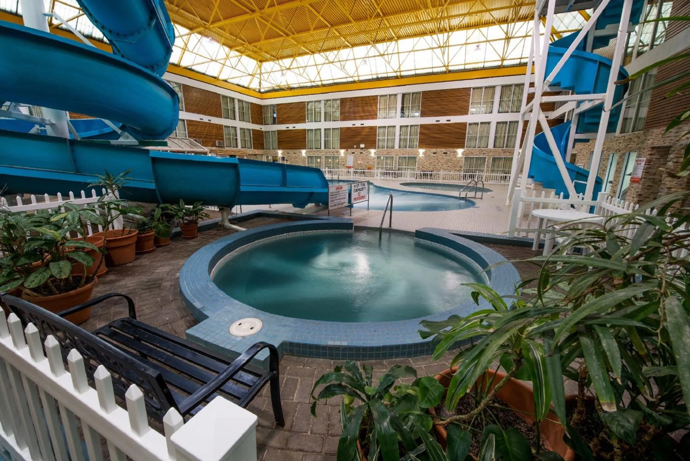 Swimming pool in Superior Inn Hotel and Conference Centre Thunder Bay