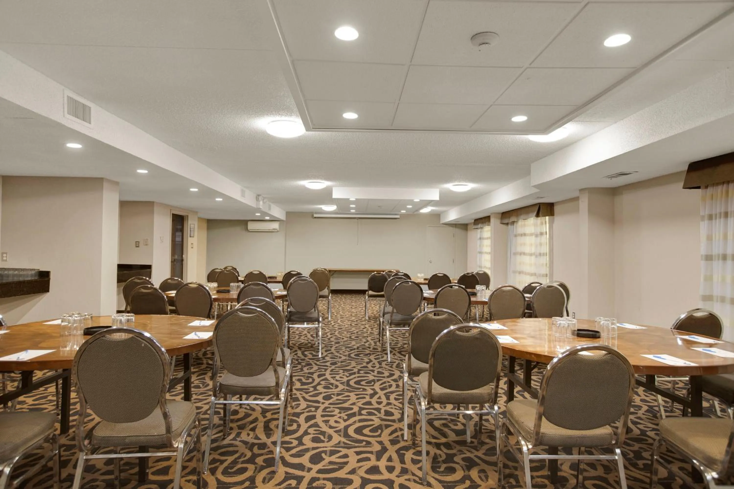Meeting/conference room in Superior Inn Hotel and Conference Centre Thunder Bay