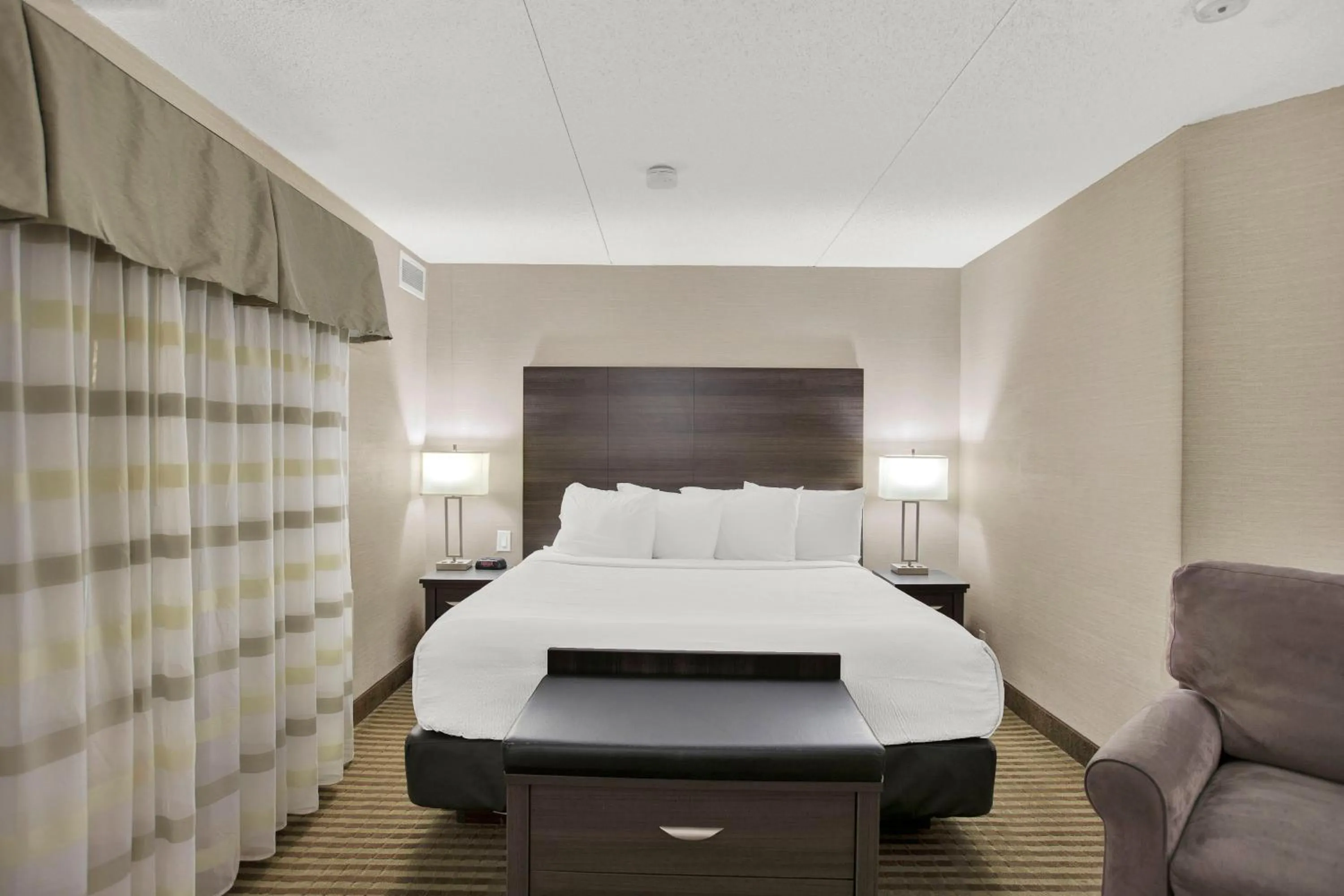 Photo of the whole room, Bed in Superior Inn Hotel and Conference Centre Thunder Bay