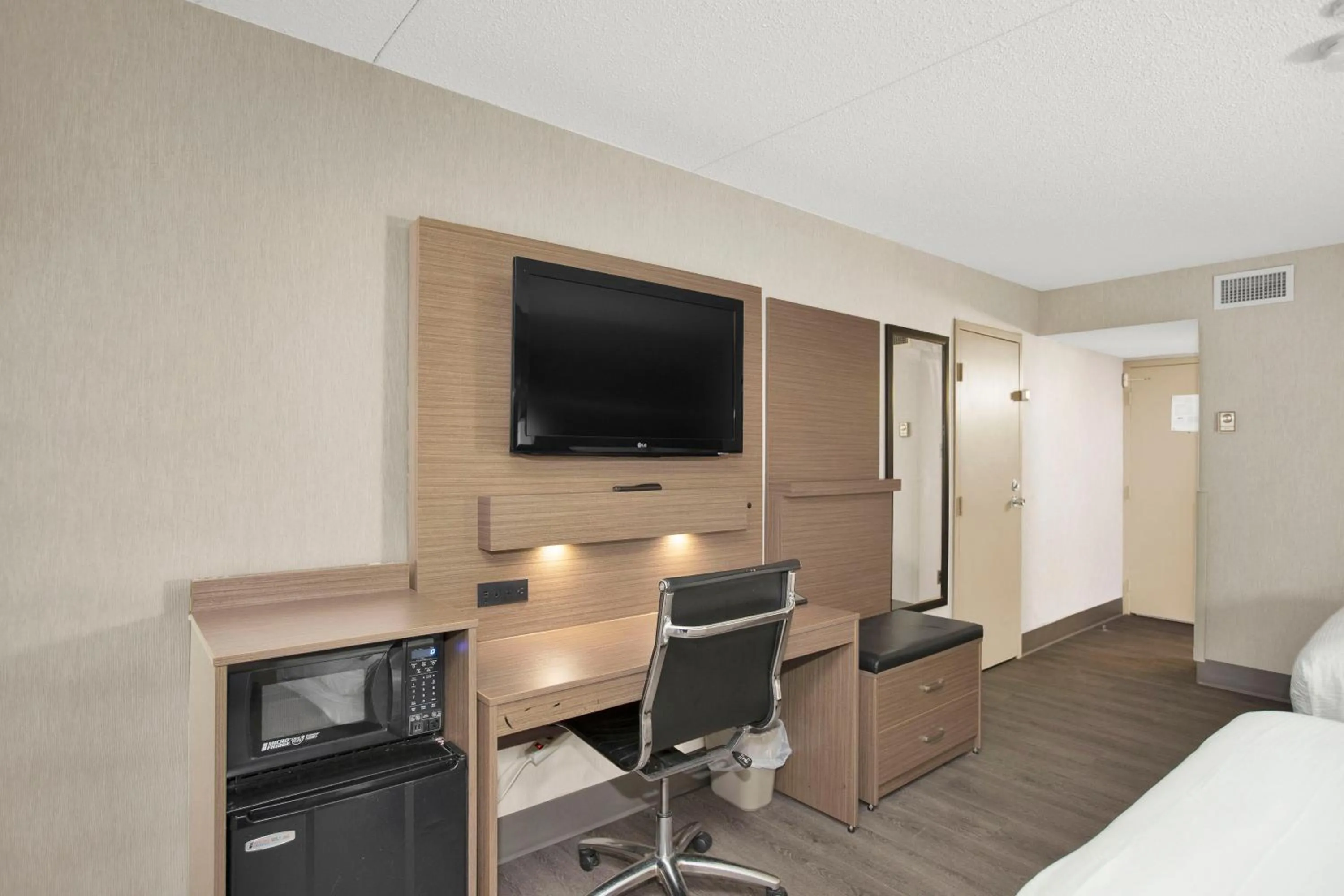 Bedroom, Bed in Superior Inn Hotel and Conference Centre Thunder Bay