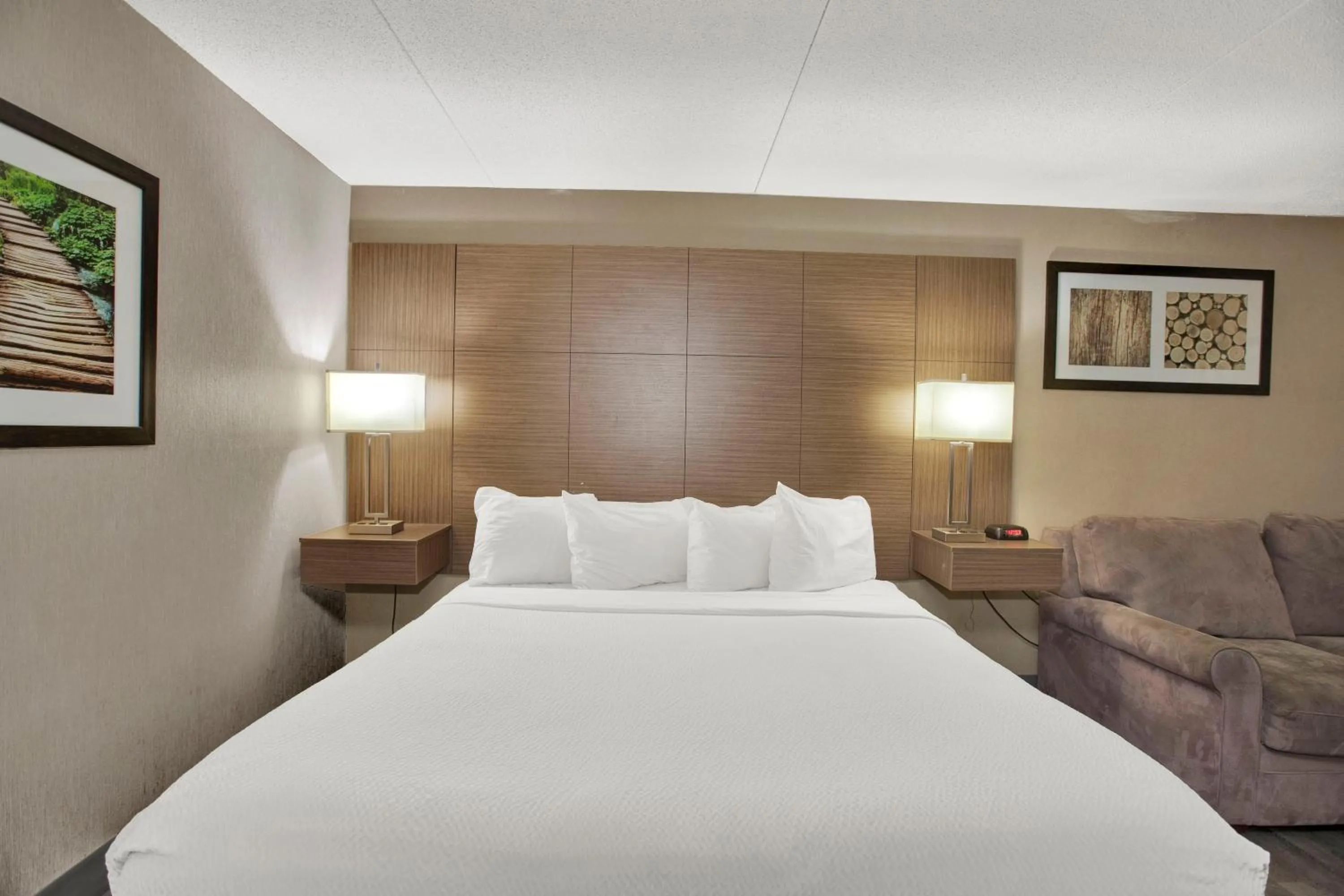 Bed in Superior Inn Hotel and Conference Centre Thunder Bay