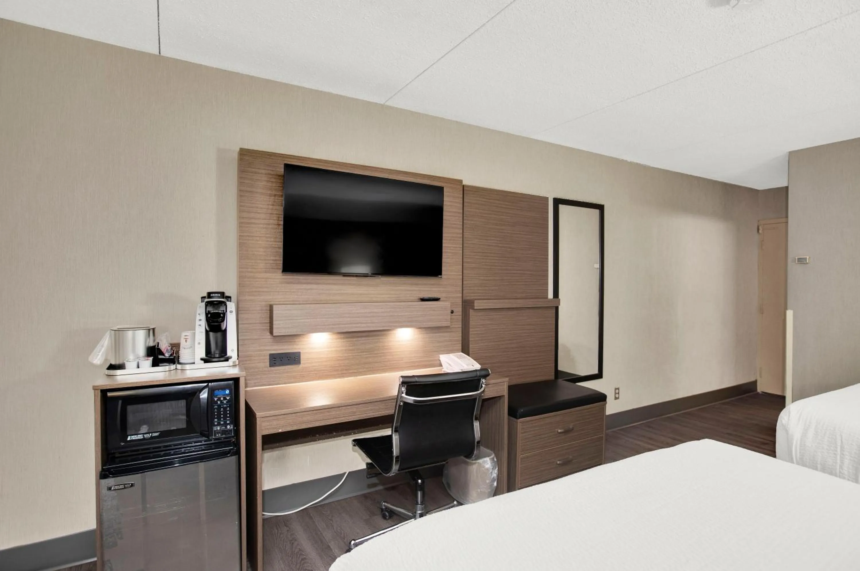 Bed in Superior Inn Hotel and Conference Centre Thunder Bay