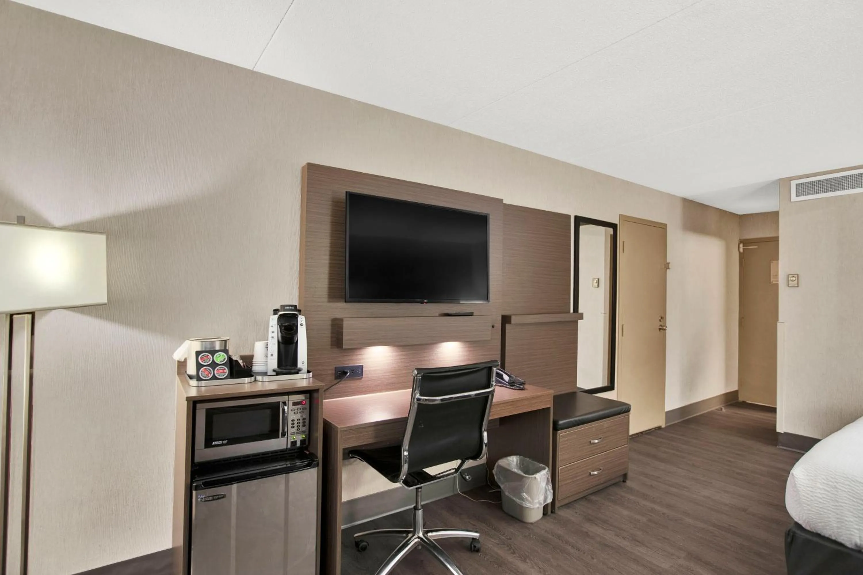 TV and multimedia, Bed in Superior Inn Hotel and Conference Centre Thunder Bay