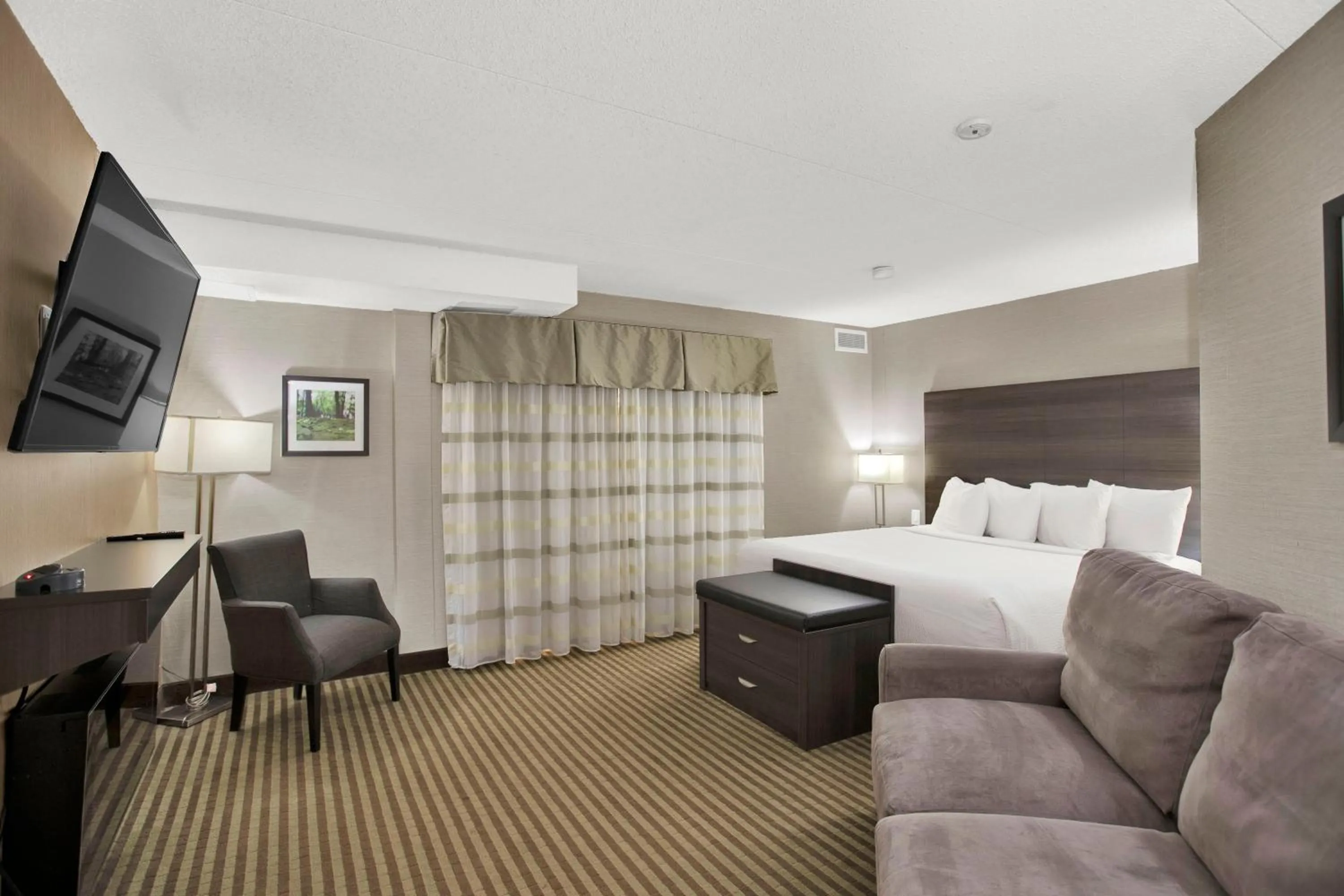 Photo of the whole room in Superior Inn Hotel and Conference Centre Thunder Bay