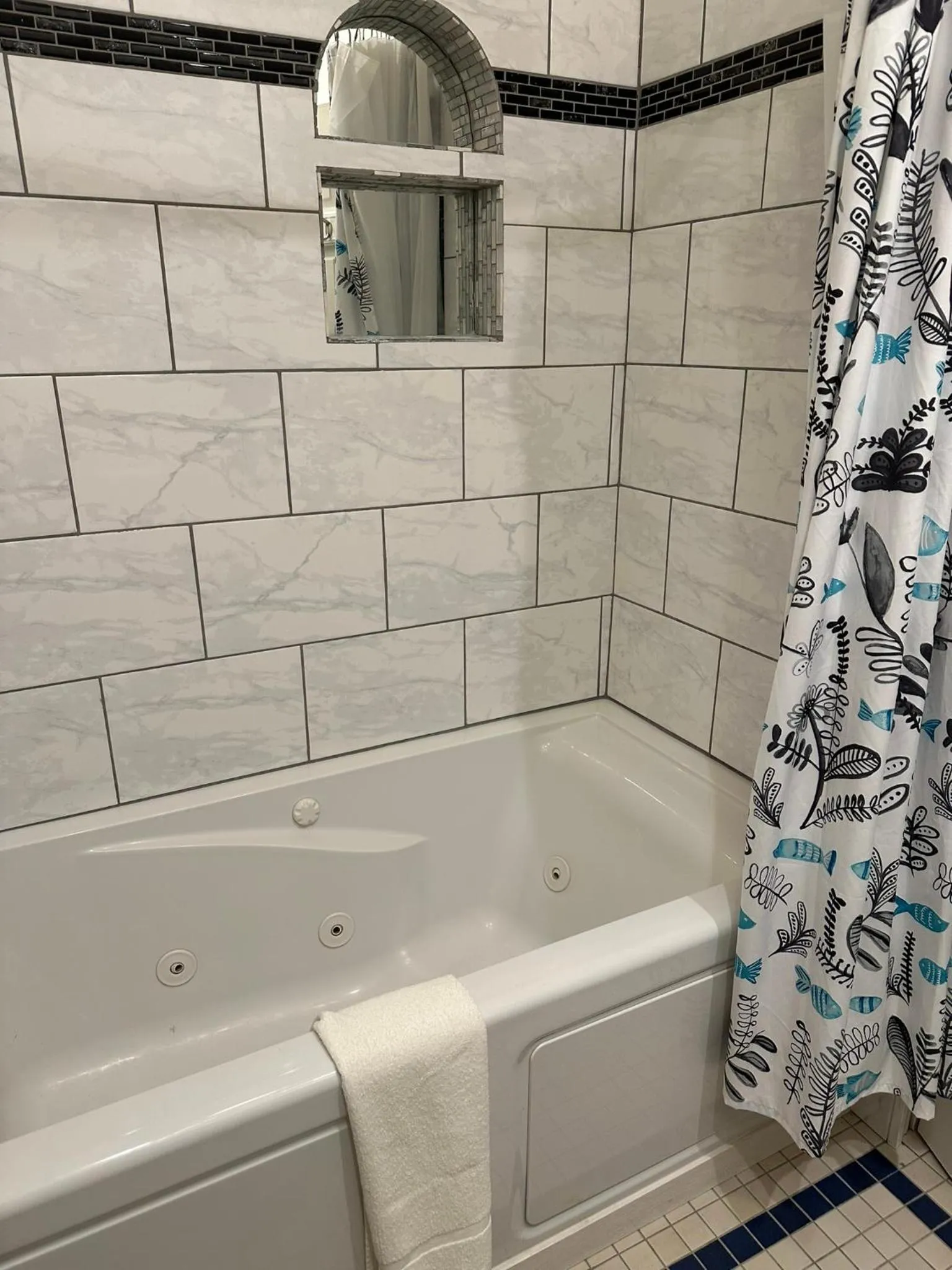 Bathroom in Abbey Archway Inn