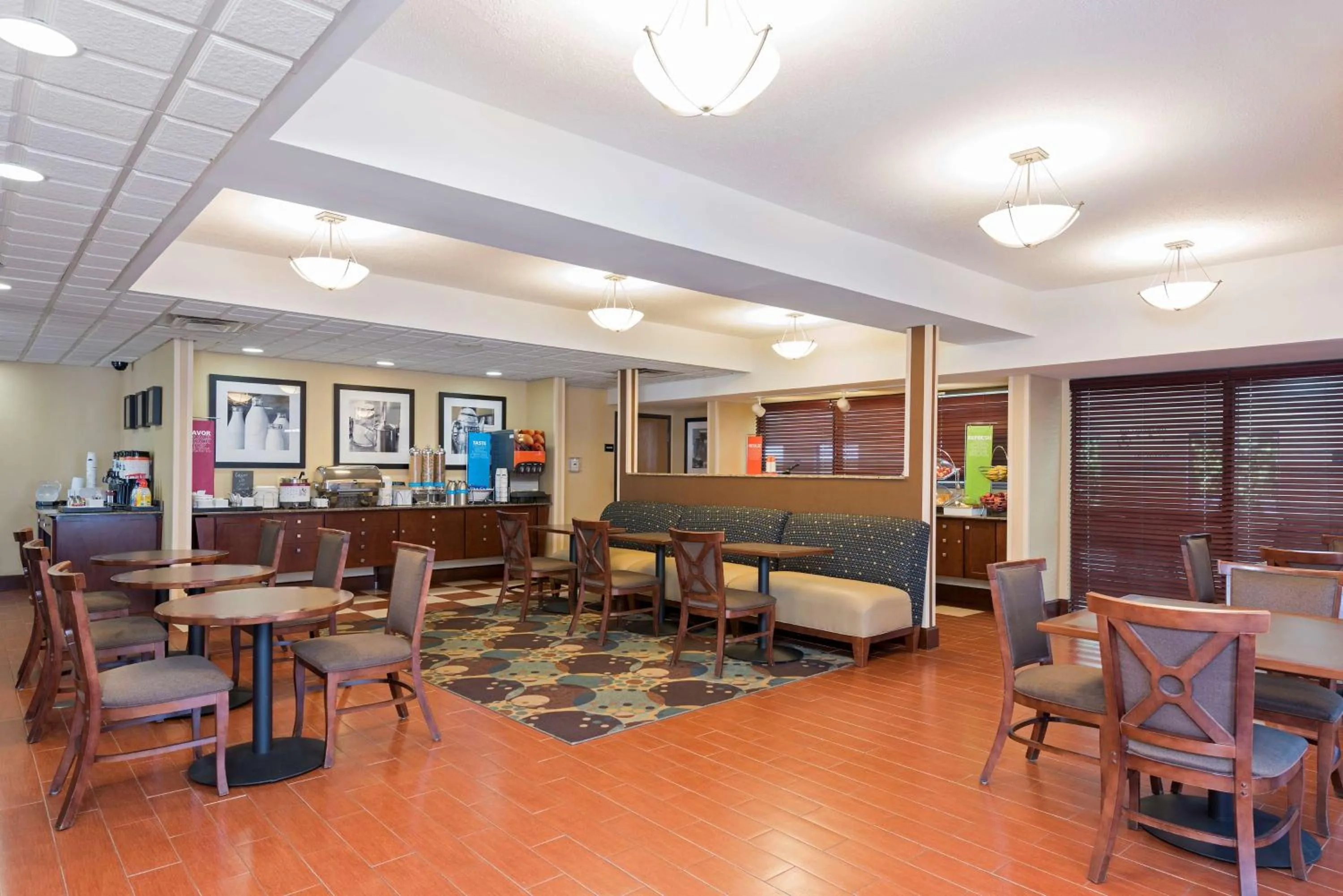 Dining area in Hampton Inn Port Huron