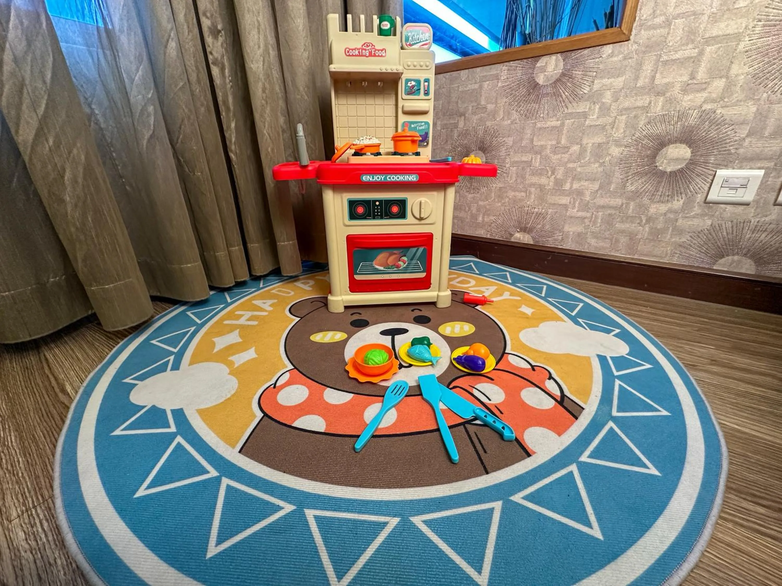 children in Norway Forest Tamsui Motel