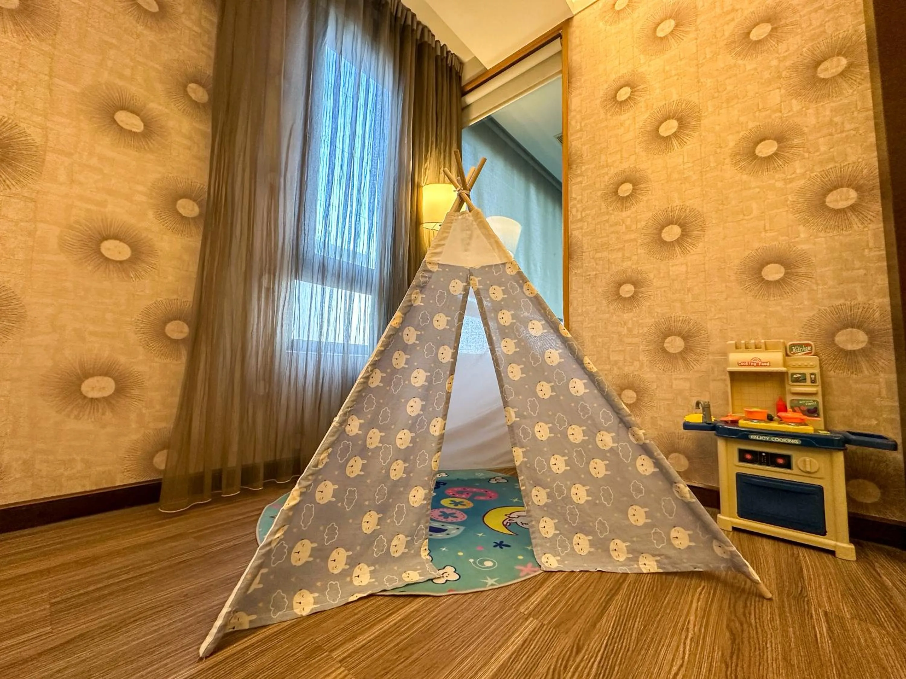 children in Norway Forest Tamsui Motel