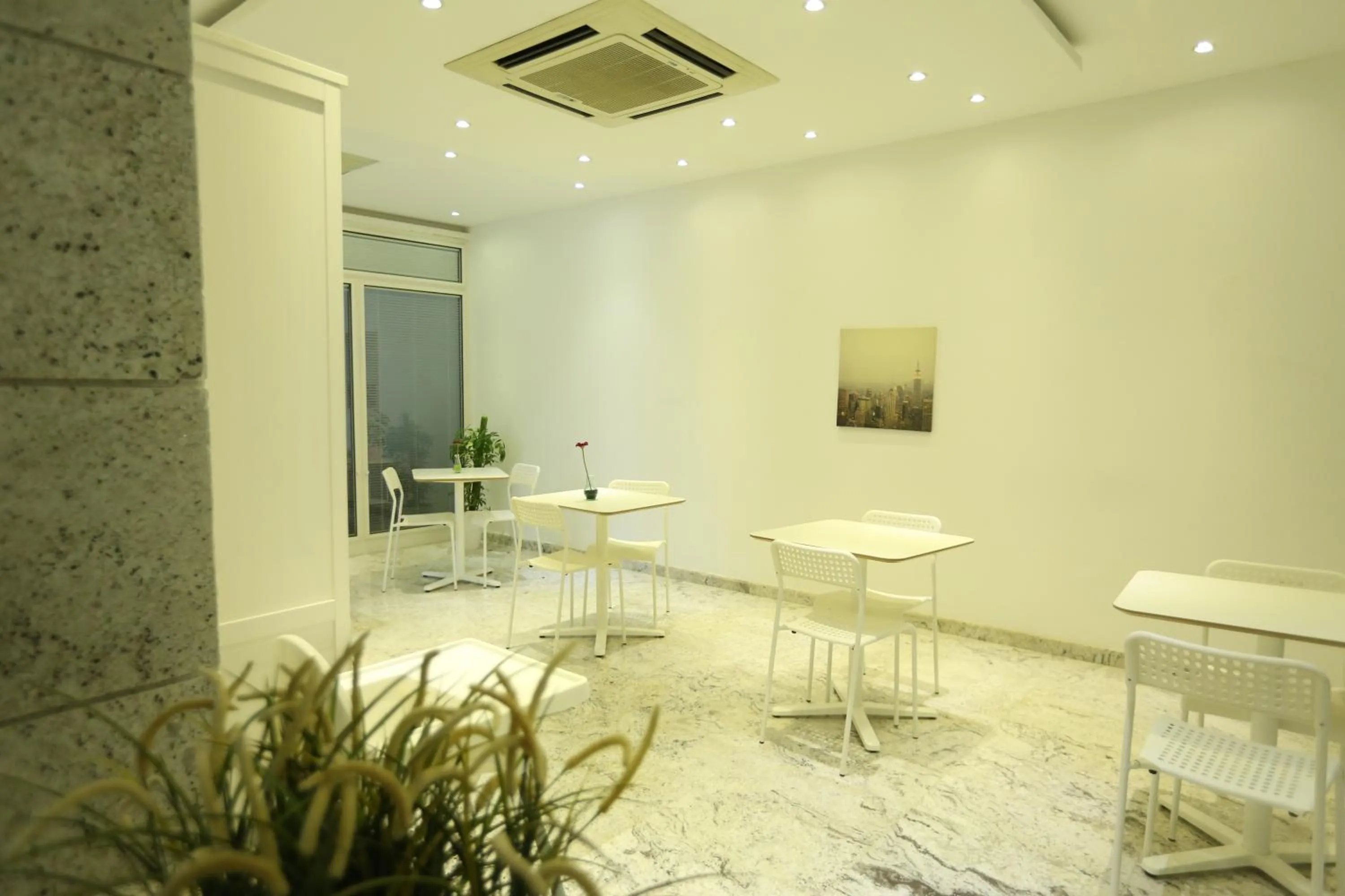 Restaurant/places to eat in Lilly Apartments