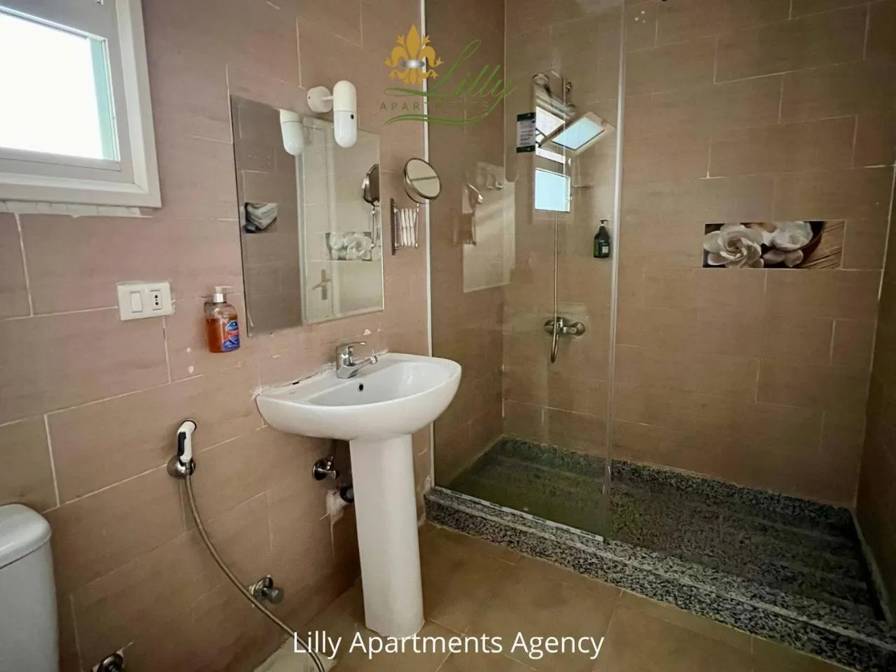 Shower in Lilly Apartments