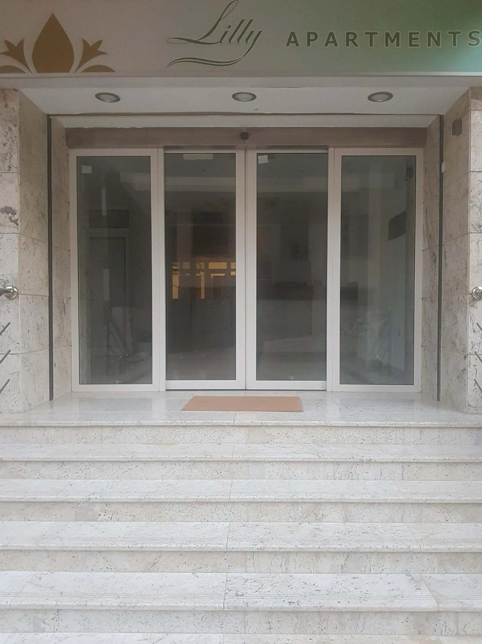 Facade/entrance in Lilly Apartments