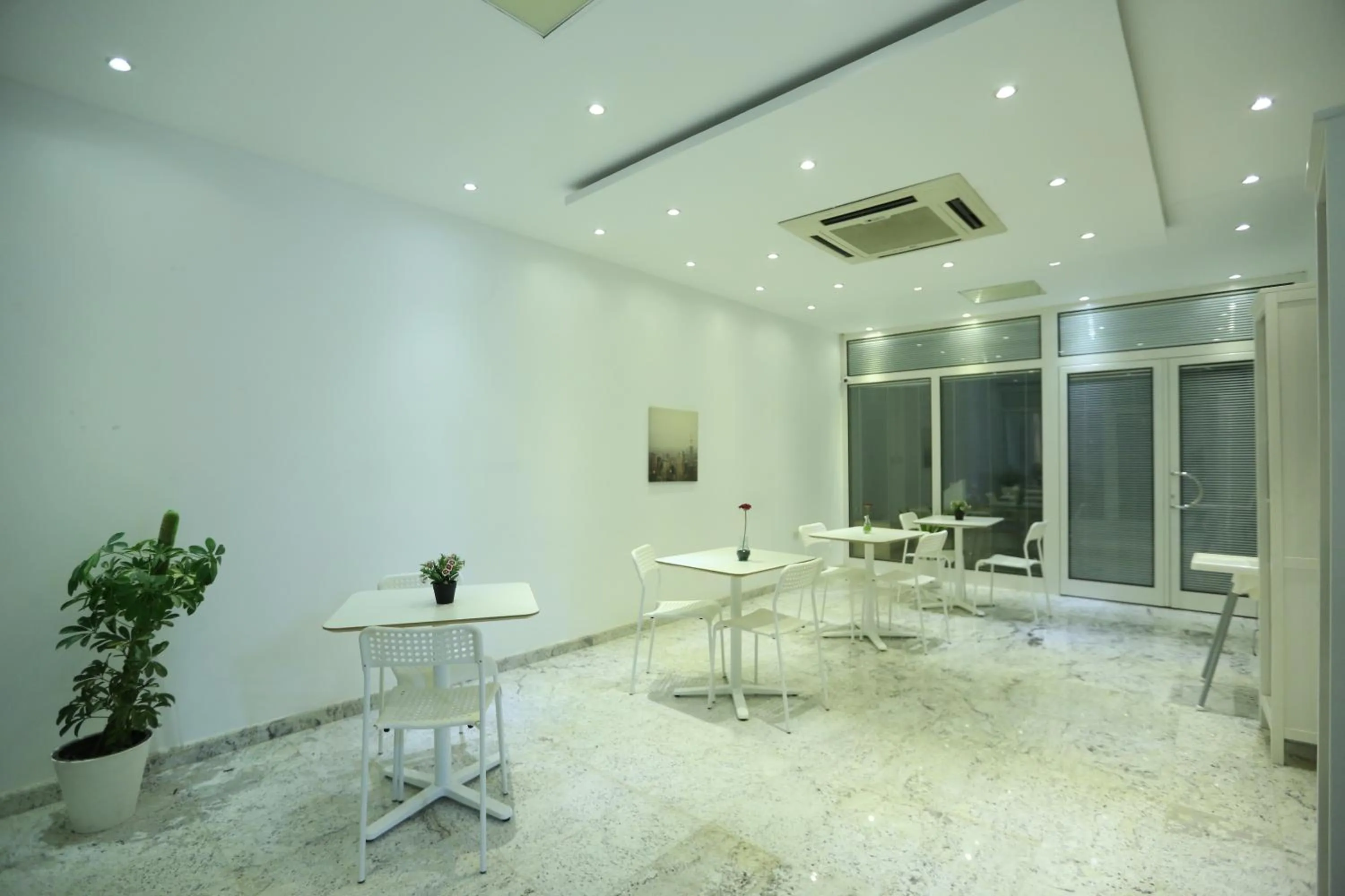 Restaurant/places to eat in Lilly Apartments