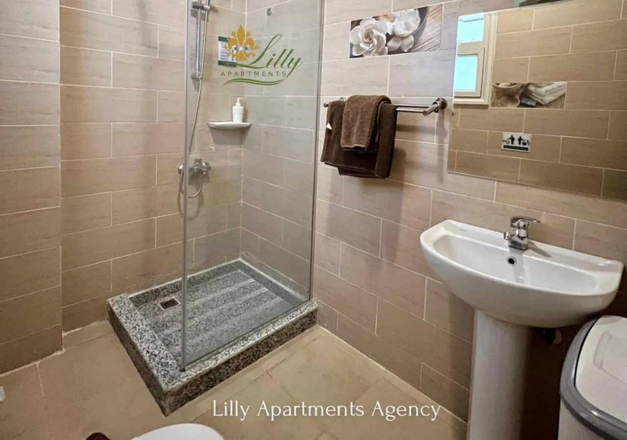 Shower in Lilly Apartments