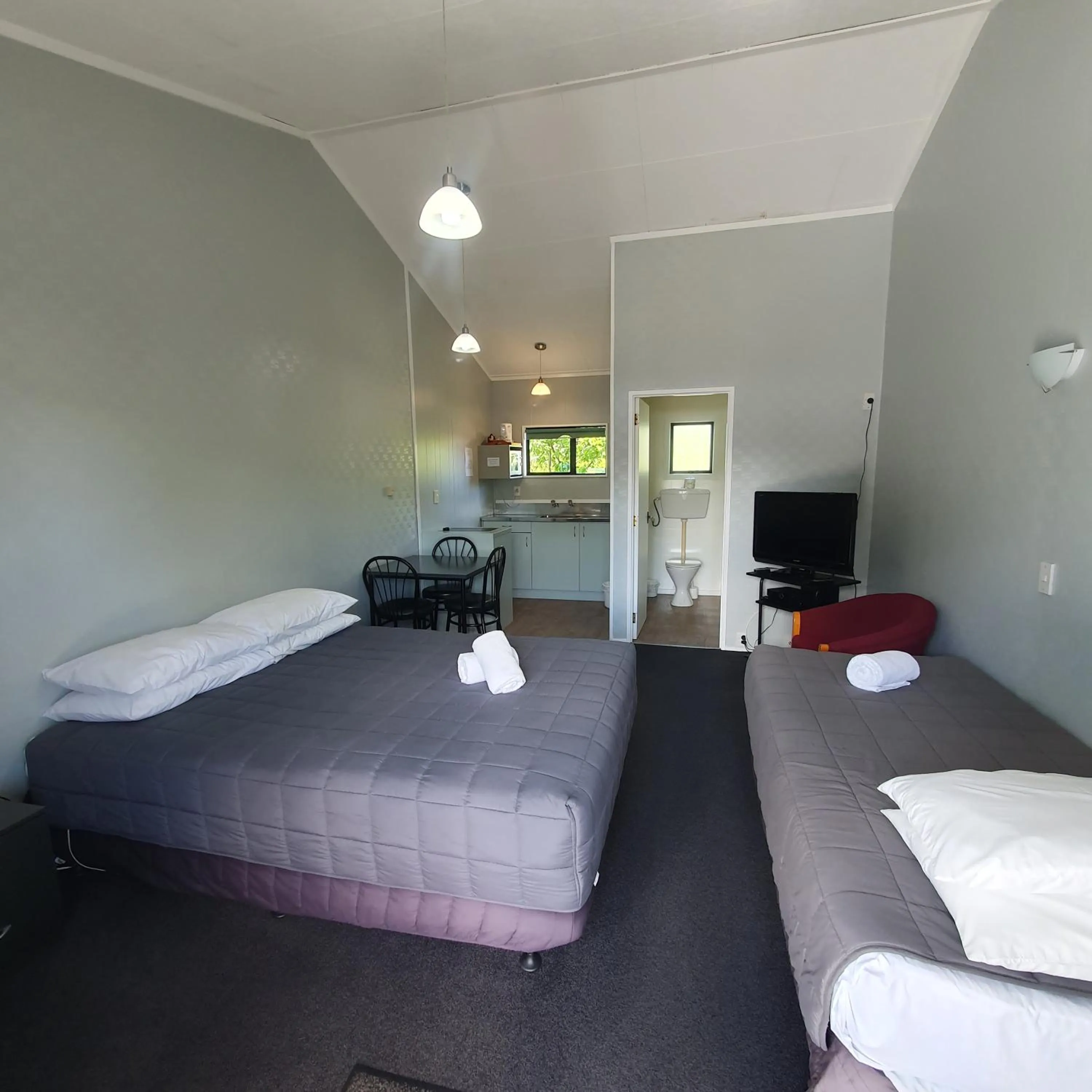 Photo of the whole room, Bed in Ohakune Court Motel